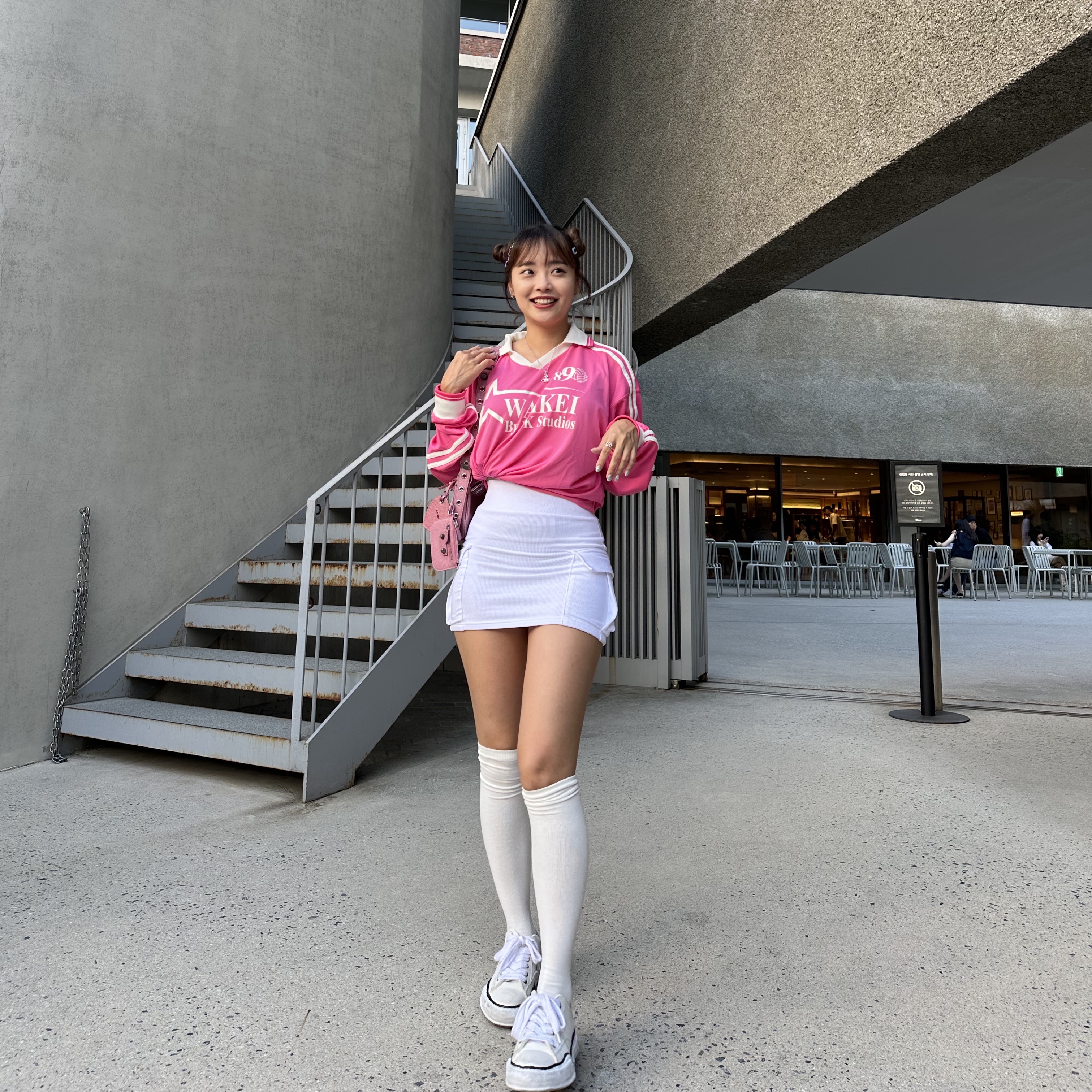 Maison Mihara Yasuhiro Peterson OG Sole Canvas Low Sneakers White, Balenciaga Le Cagole XS Shoulder Bag with Rhinestones Pink 착용 스타일 - 1