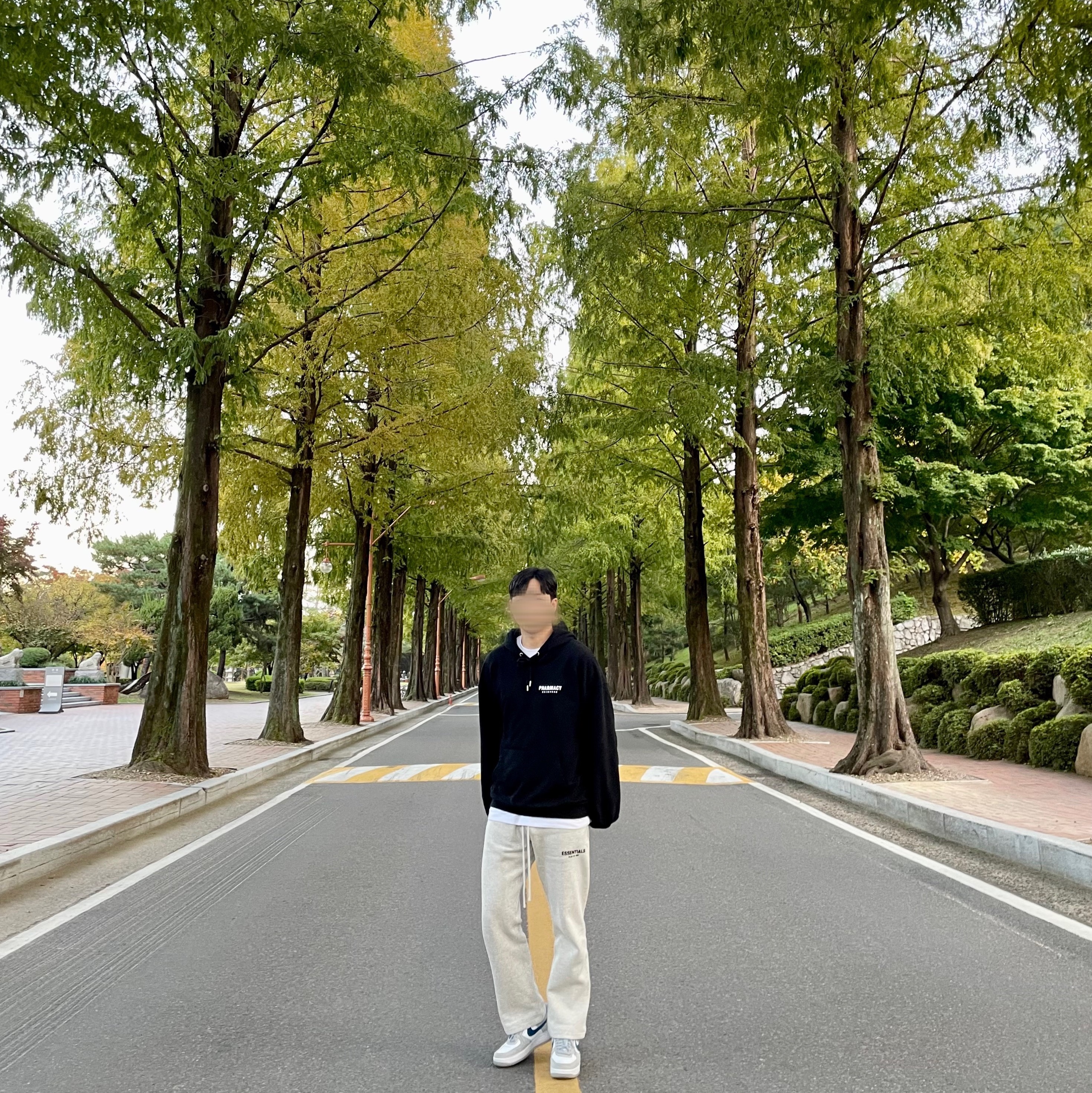 Essentials The Core Collection Relaxed Sweatpants Light Oatmeal, Nike Air Force 1 '07 LV8 Athletic Club Light Smoke Grey Marina 착용 스타일 - 1