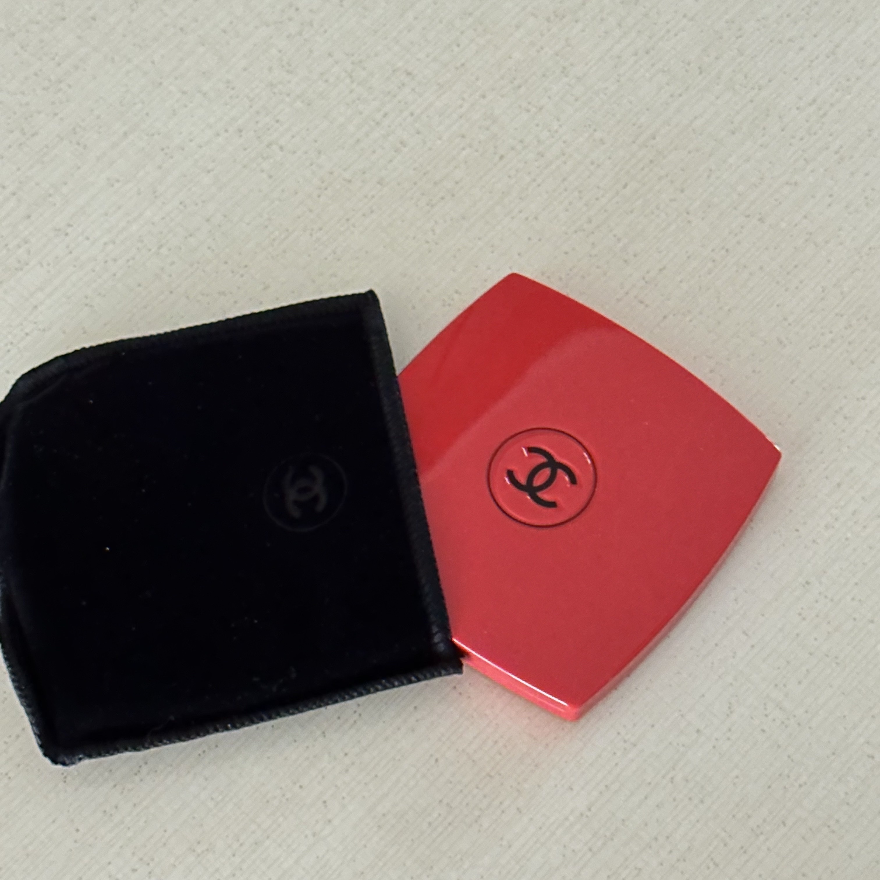 Chanel Codes Couleur Limited Edition Miroir Double Facettes 147 Incendiaire 착용 스타일
