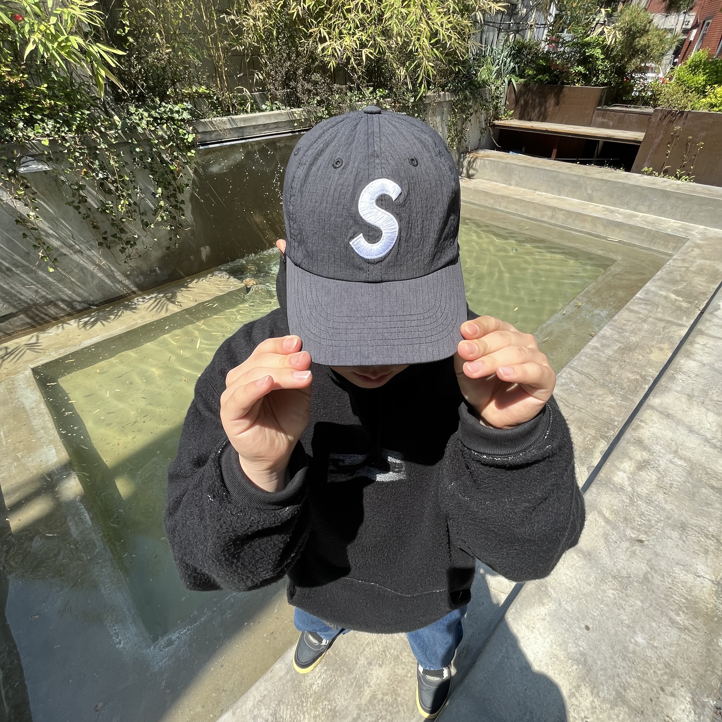 Supreme Inside Out Box Logo Hooded Sweatshirt Black - 23SS, Supreme Cordura Ripstop S Logo 6-Panel Black - 23SS 착용 스타일 - 2