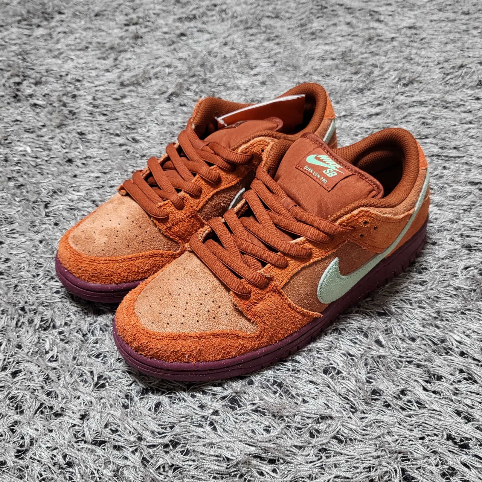 Nike SB Dunk Low Pro Premium Mystic Red and Rosewood 착용 스타일