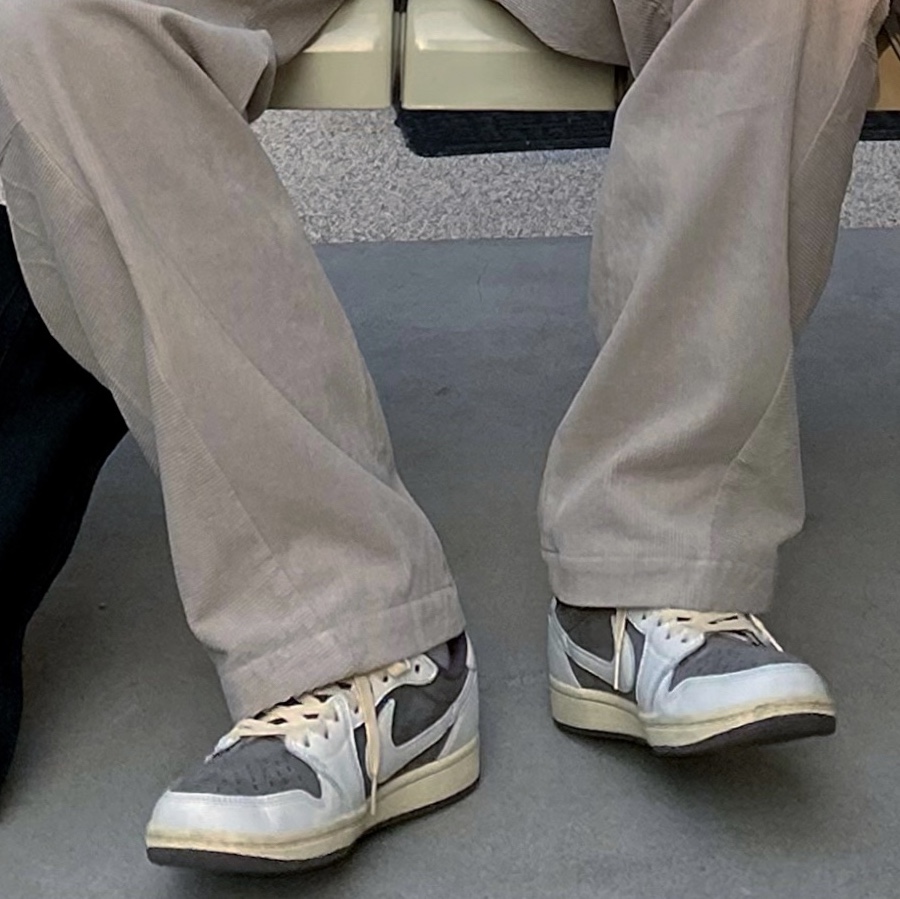 Jordan 1 x Travis Scott Retro Low OG SP Sail and Ridgerock 착용 스타일