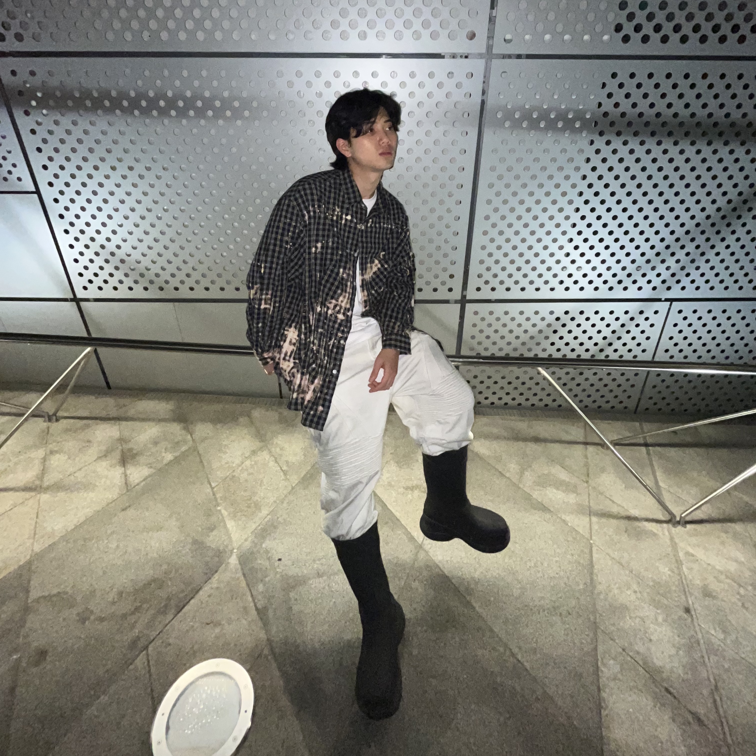 Balenciaga x Crocs Rubber Boot Black 착용 스타일 - 3