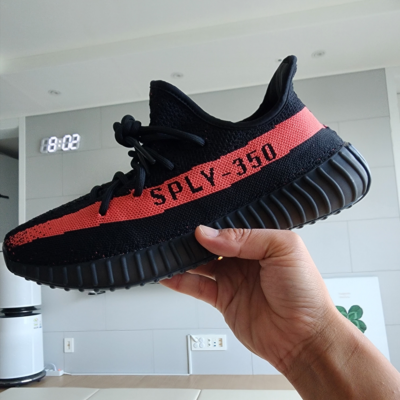 Adidas Yeezy Boost 350 V2 Core Black Red 2022/2023 착용 스타일 - 2