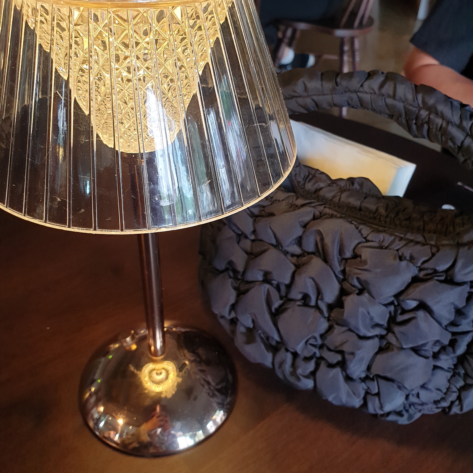 COS Quilted Micro Bag Black 착용 스타일