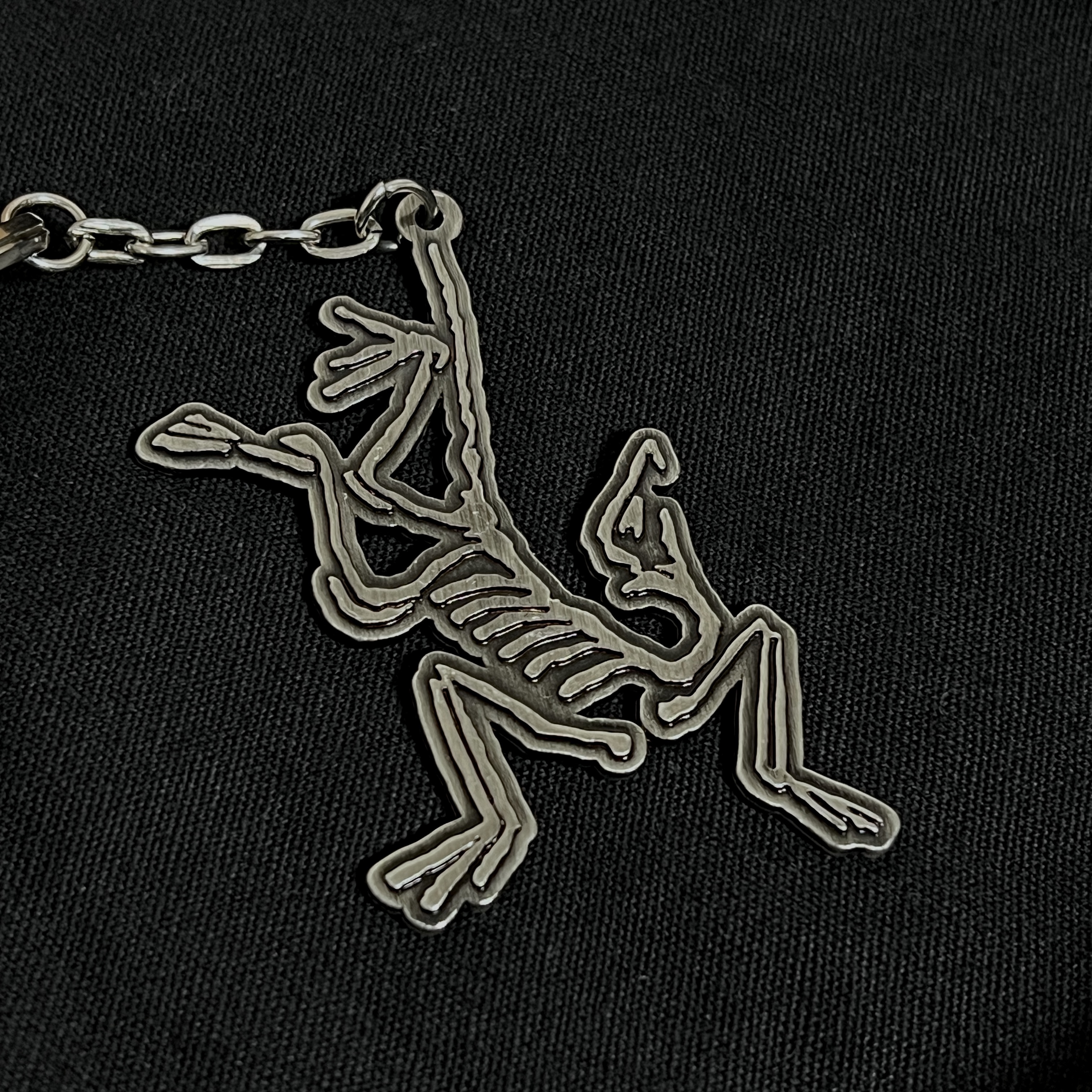 Arc'teryx Keyring Metal 착용 스타일