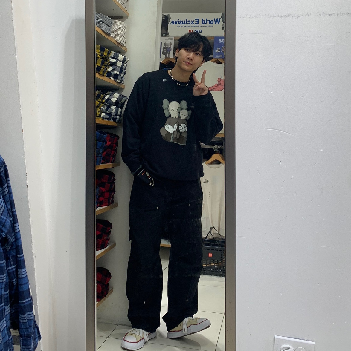 Uniqlo UT x Kaws Long Sleeve Sweatshirt Black, Maison Mihara Yasuhiro Peterson OG Sole Canvas Low-top Sneakers Natural 착용 스타일