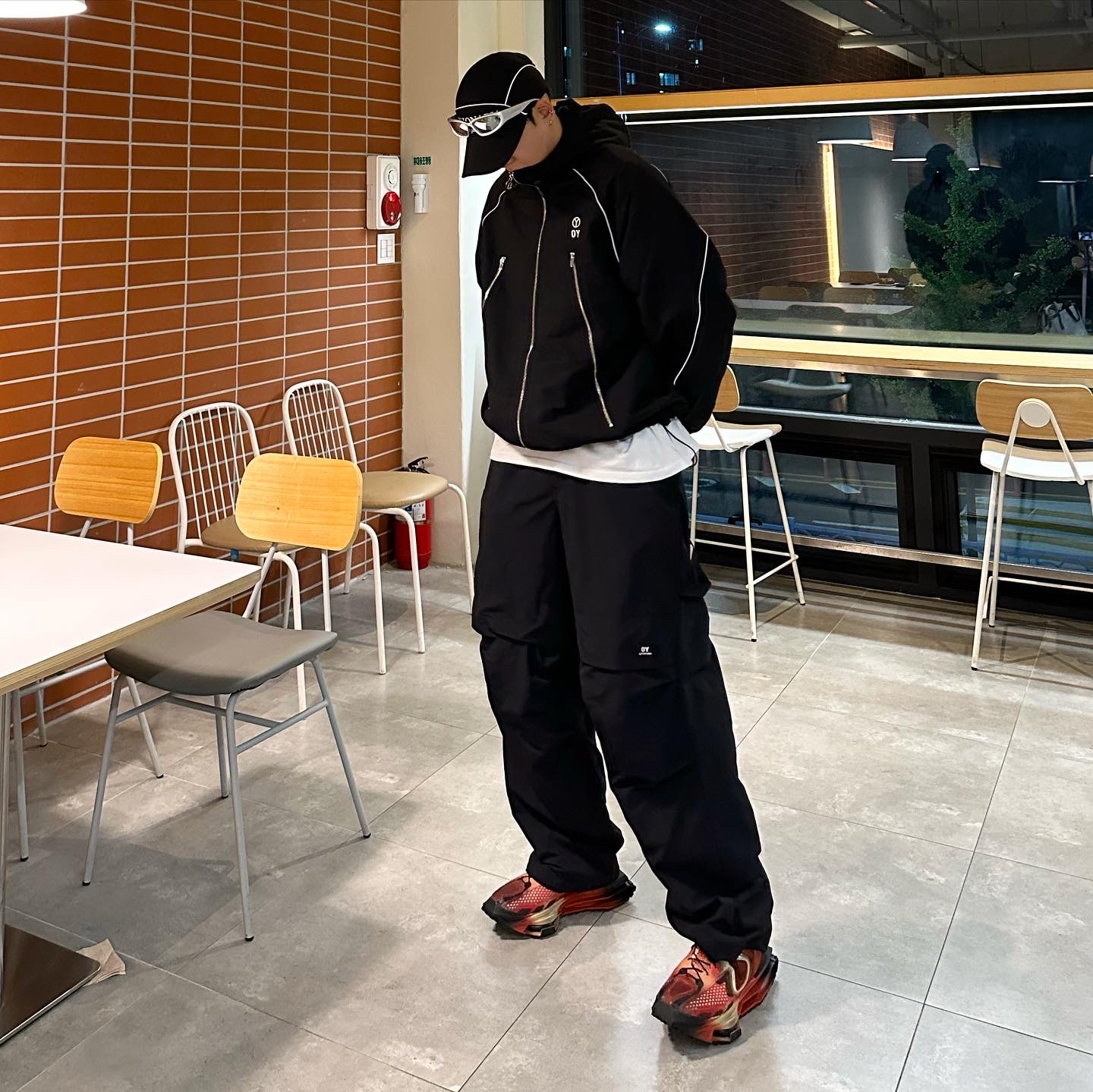 Nike x Matthew M Williams Zoom 004 Rust Factor, Balenciaga Swift Oval Sunglasses Silver 착용 스타일 - 2