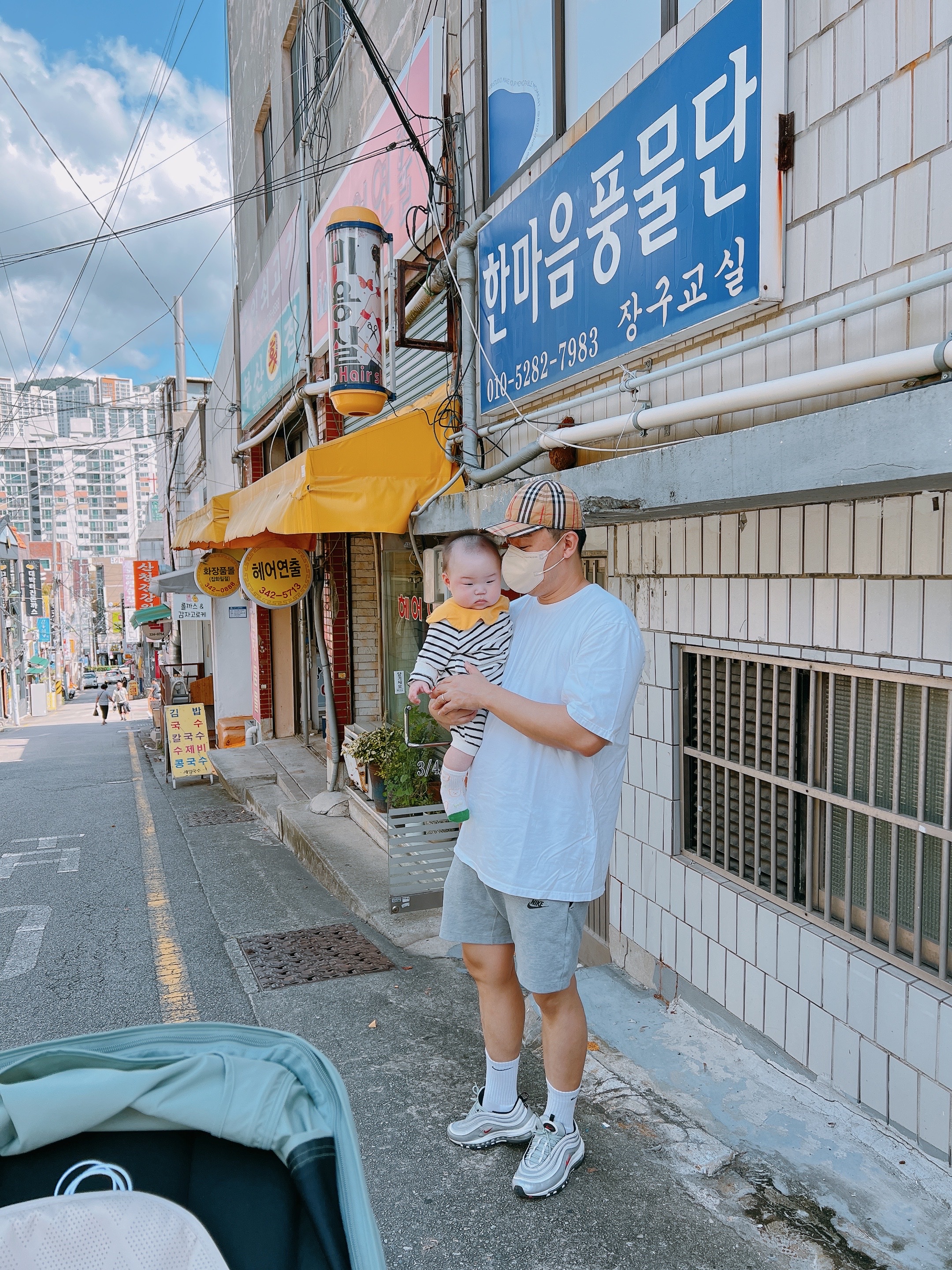 COS Quilted Oversized Shoulder Bag Off White Light Beige, Nike Air Max 97 OG Silver Bullet 2022 착용 스타일 - 2