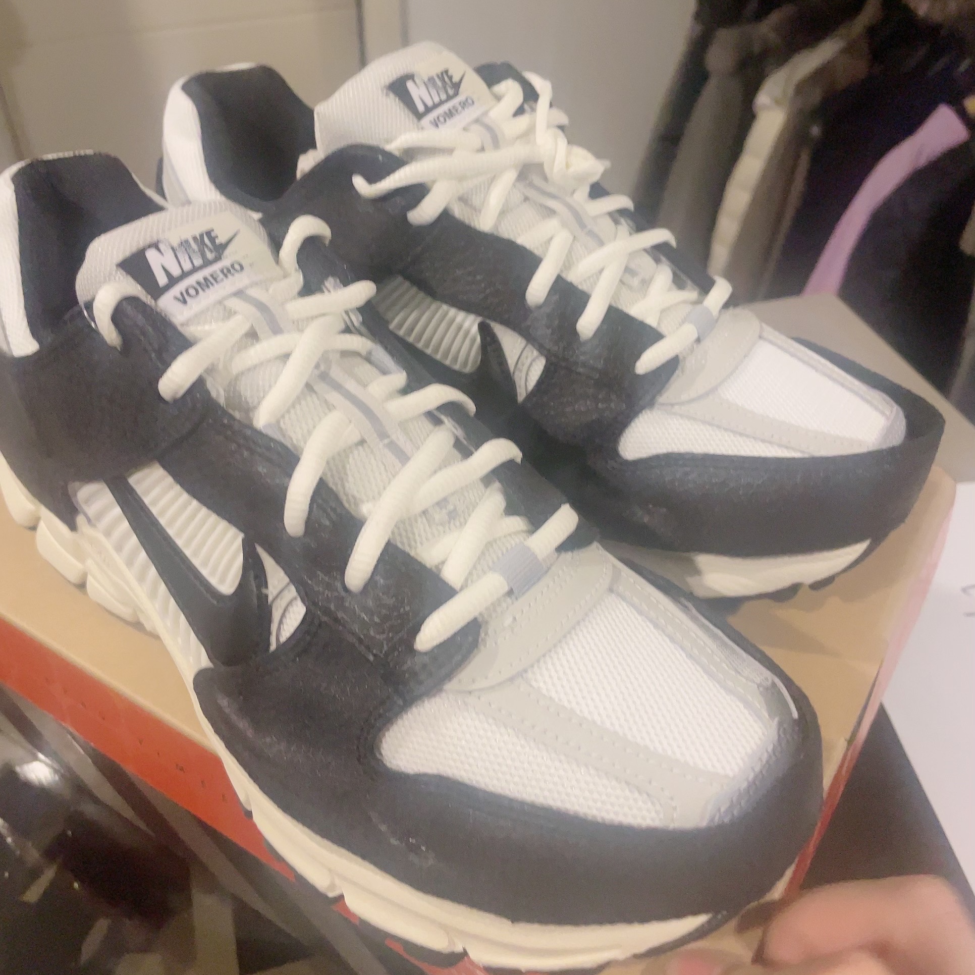 (W) Nike Zoom Vomero 5 Wolf Grey and Black 착용 스타일