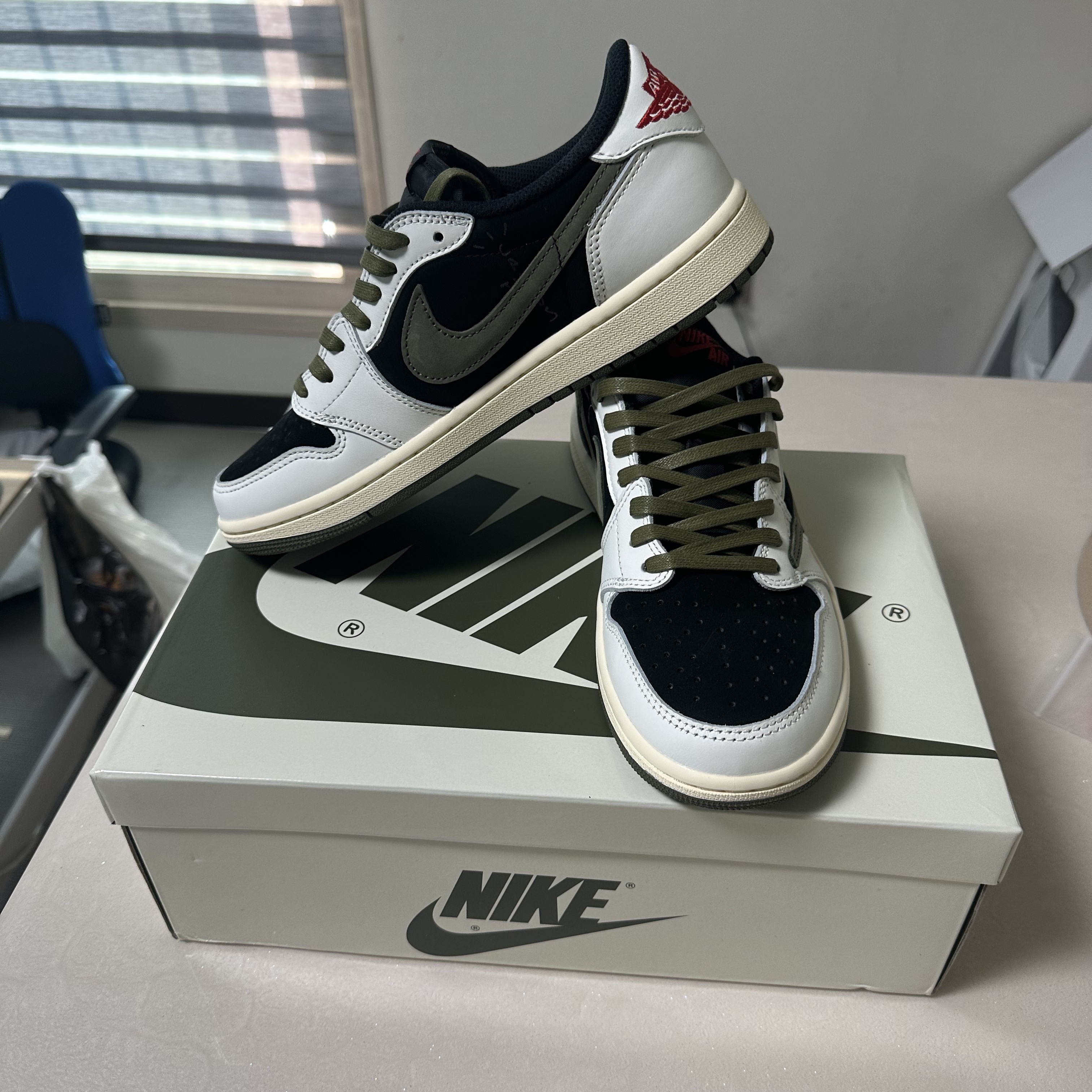 (W) Jordan 1 x Travis Scott Retro Low OG SP Medium Olive 착용 스타일 - 2