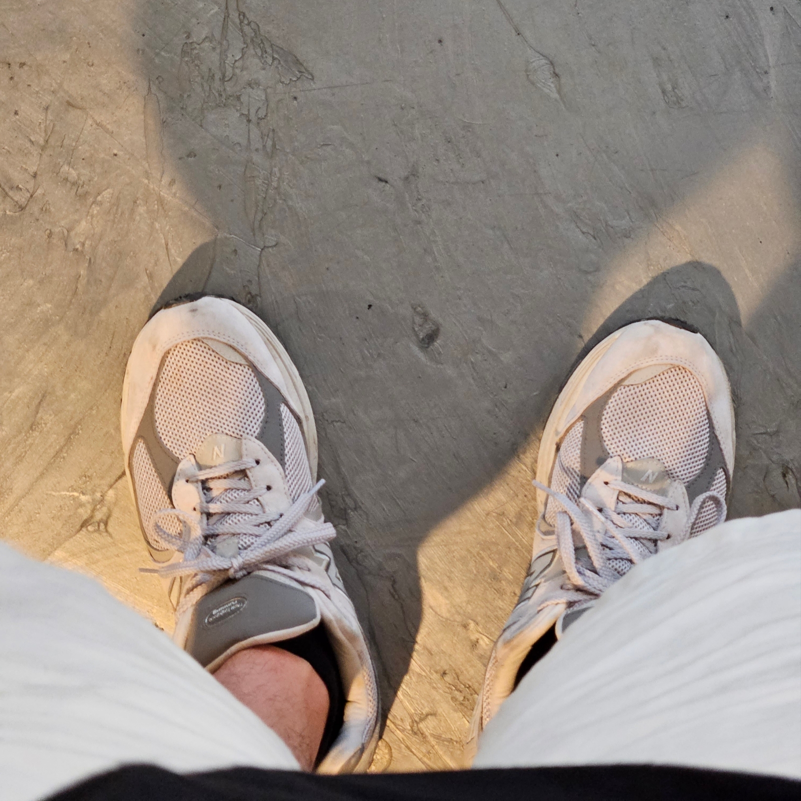 New Balance 2002R Premium Vintage Grey 착용 스타일