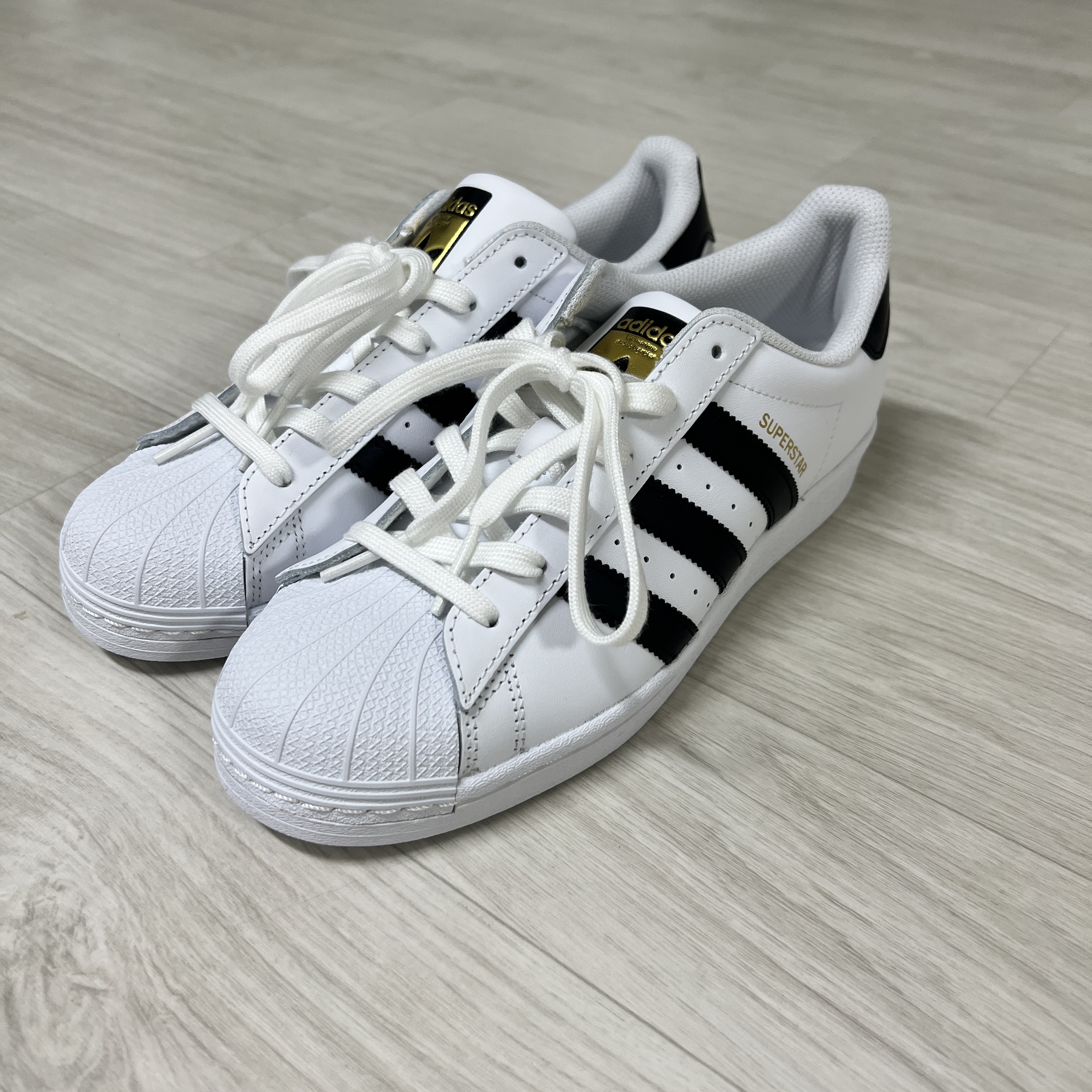 Adidas Superstar White Black 착용 스타일 - 2