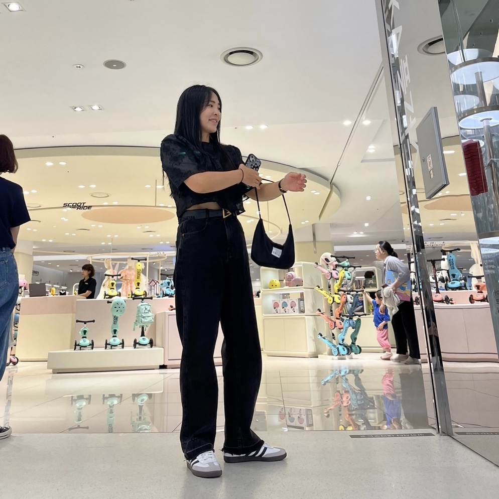 Adidas Samba OG Cloud White, Emis Emis Hobo Bag Black 착용 스타일 - 1