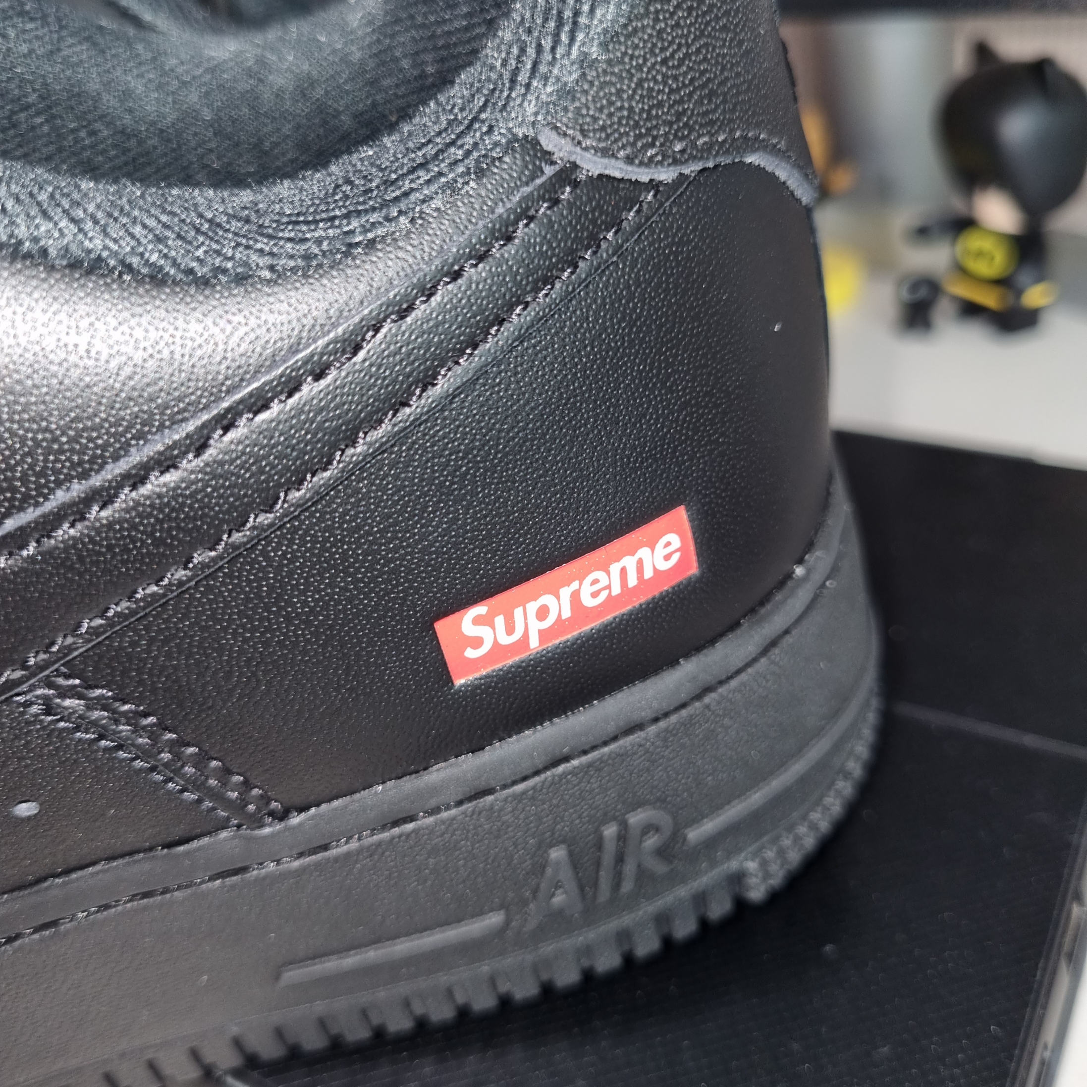 Nike x Supreme Air Force 1 Low Black 착용 스타일 - 1