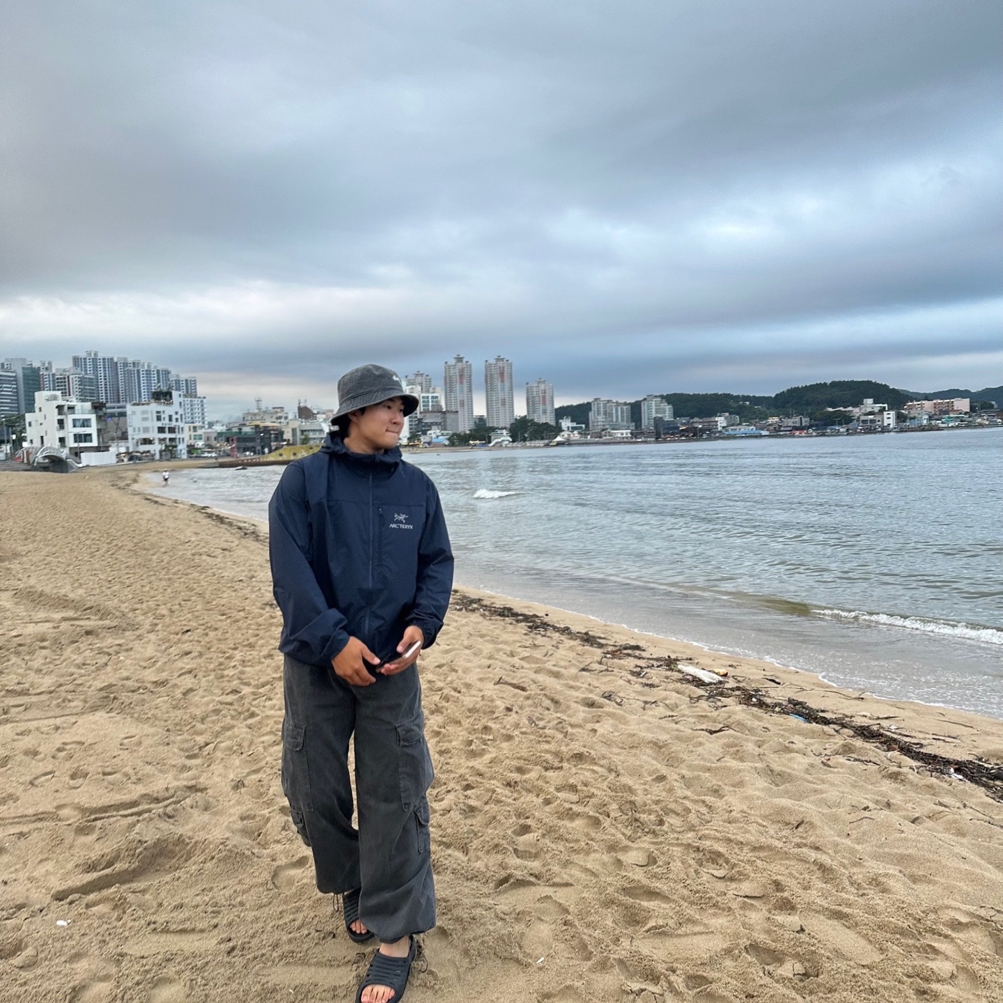 Stussy Washed Stock Bucket Hat Charcoal, Arc'teryx Squamish Hoody Black Sapphire 착용 스타일
