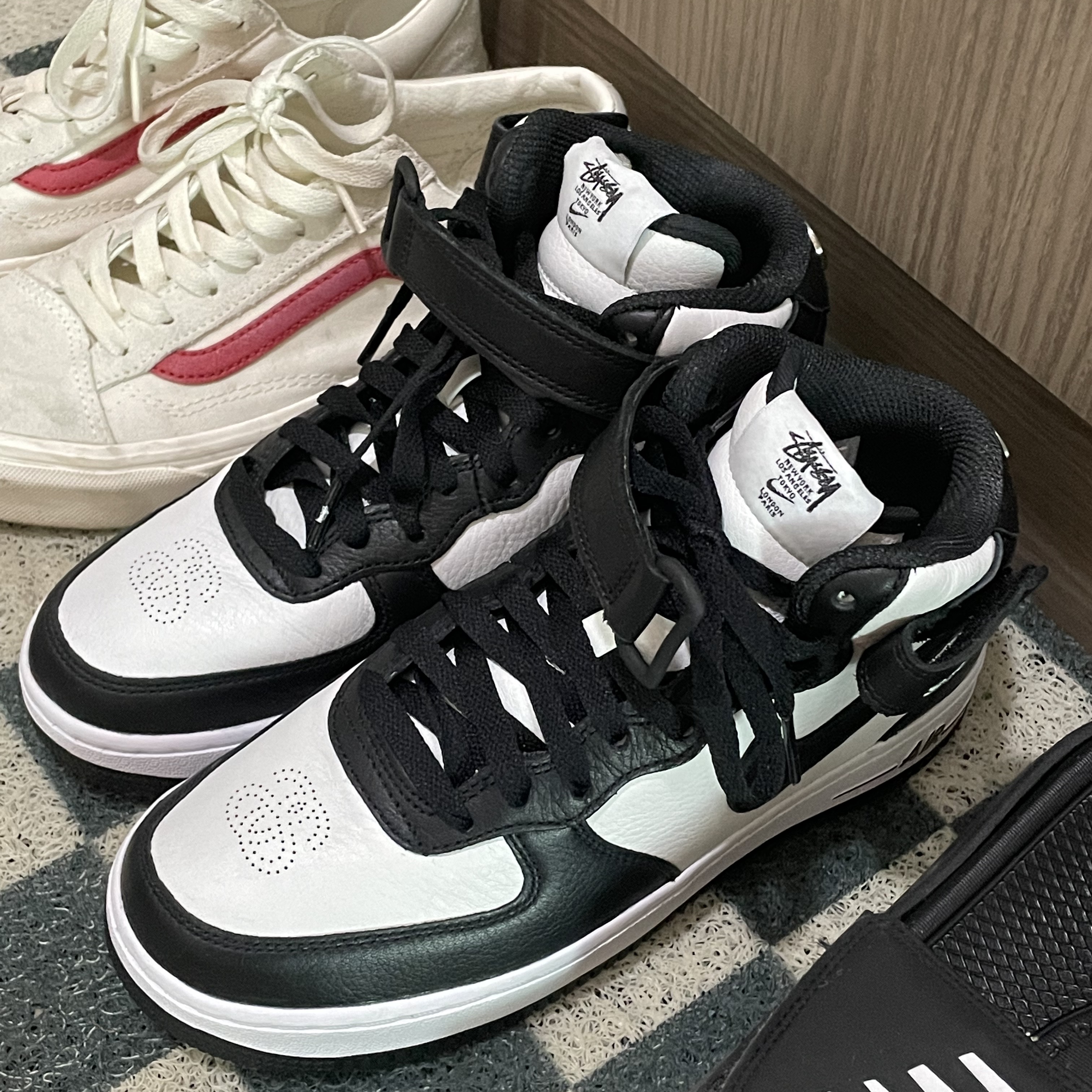 Nike x Stussy Air Force 1 '07 Mid SP Black and Light Bone, Vans Style 36 Marshmallow Racing Red 착용 스타일