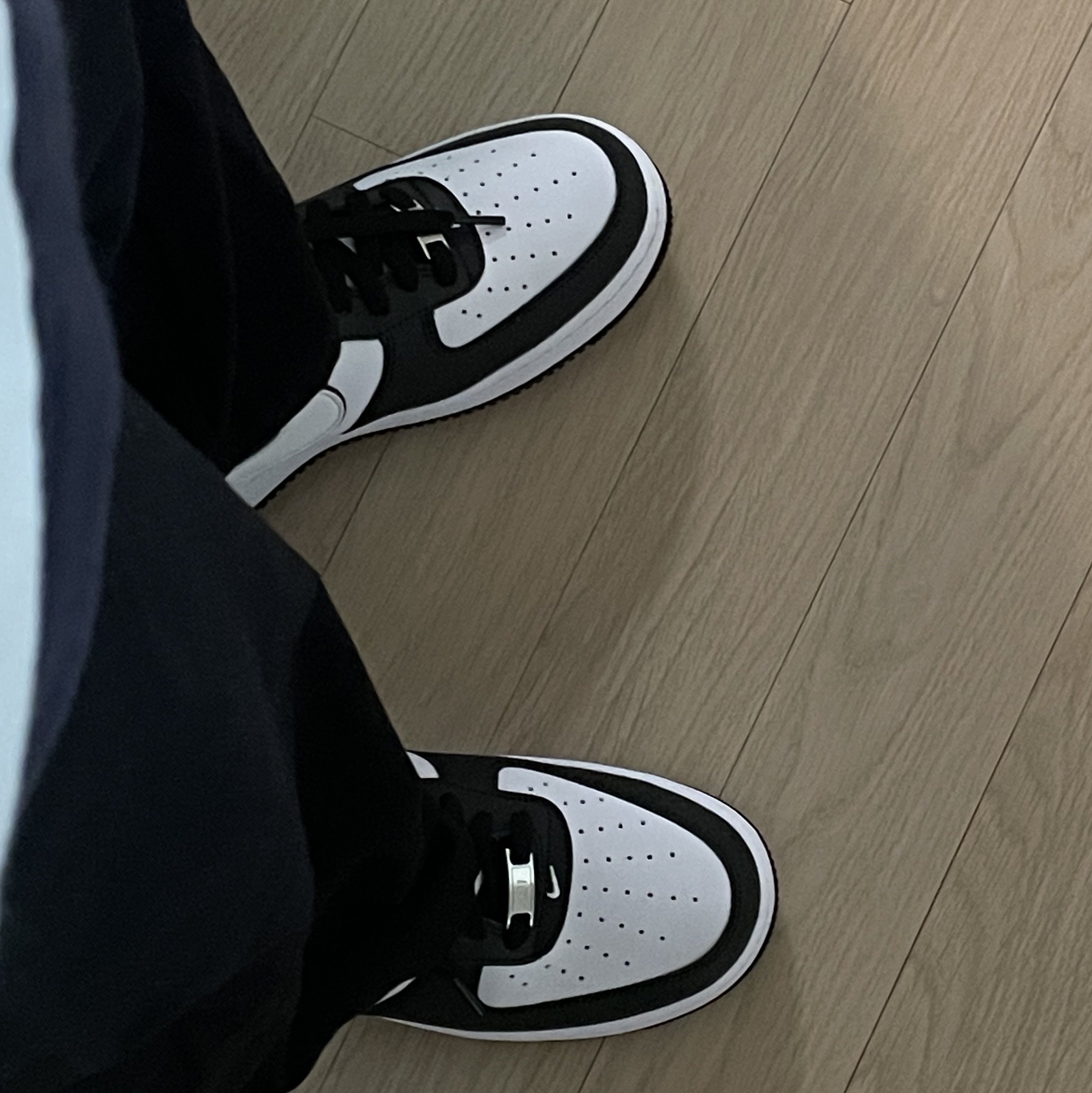Nike Air Force 1 '07 Black White 착용 스타일 - 1