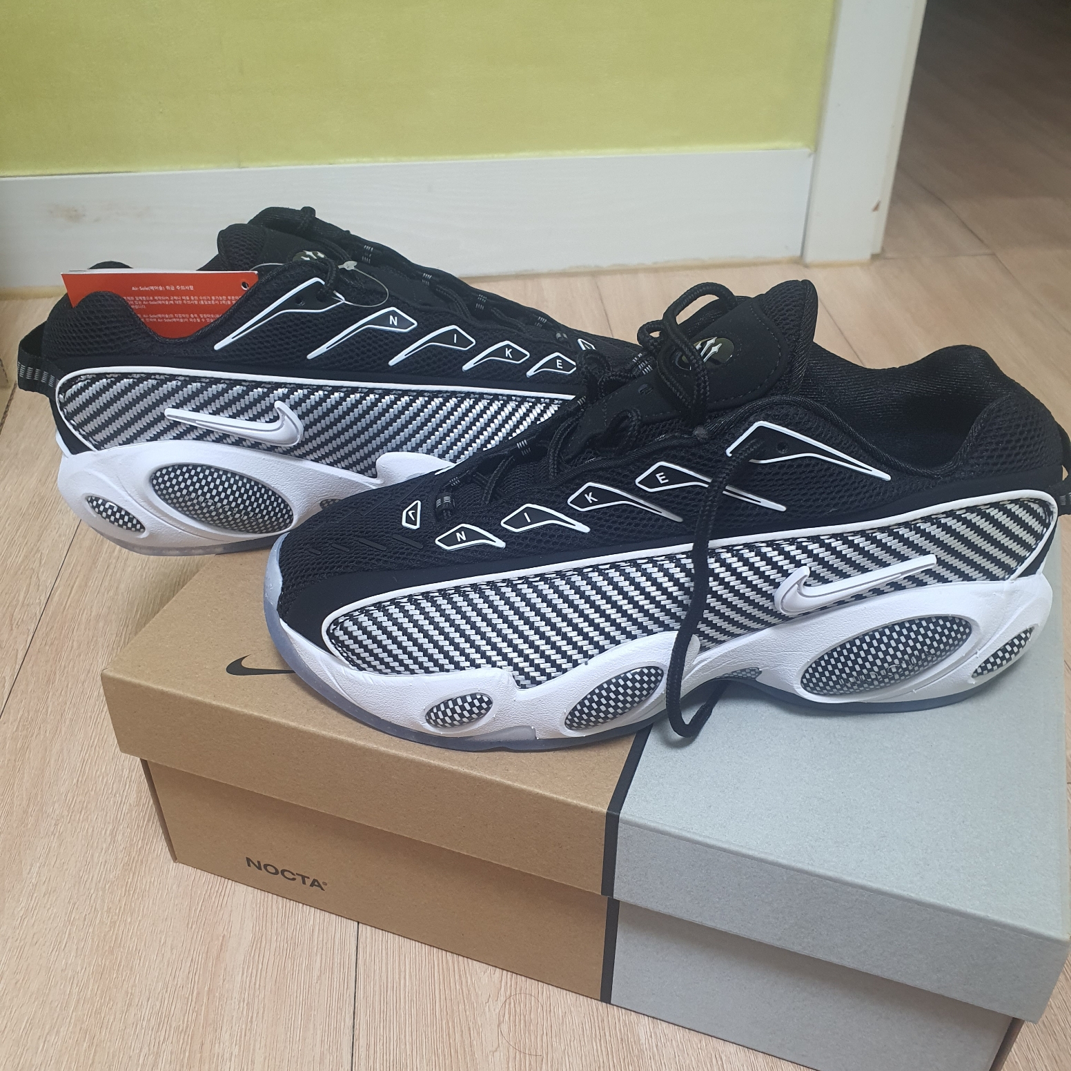 Nike x Drake Nocta Glide Black White Clear 착용 스타일 - 1