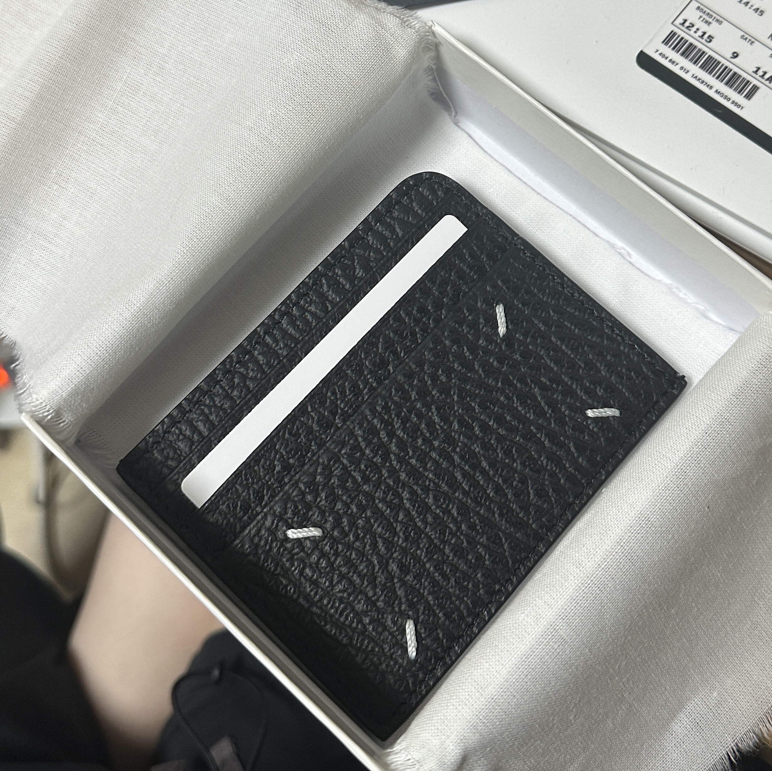 Maison Margiela Stitch Card Holder Black 착용 스타일 - 2