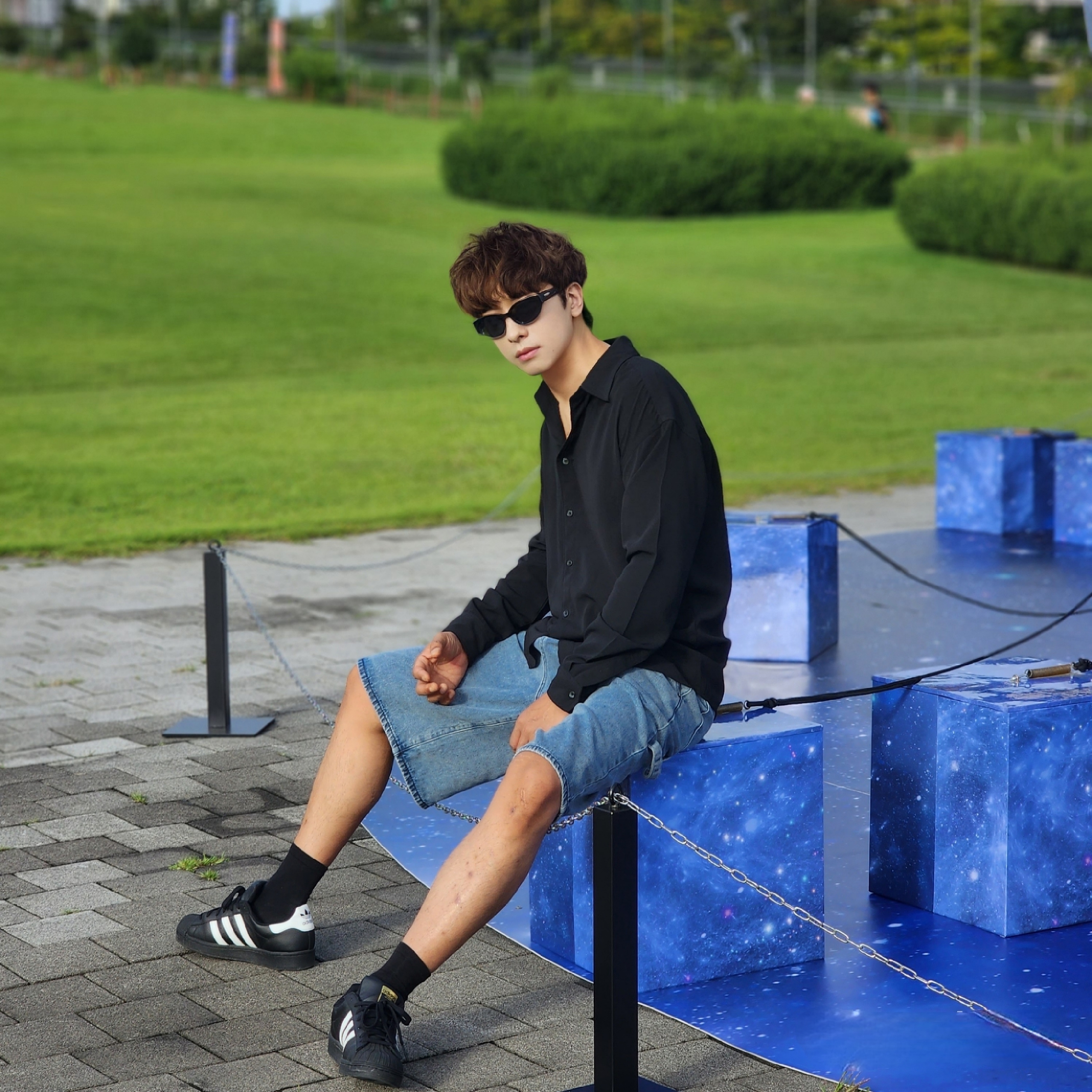 Adidas Superstar Core Black White 착용 스타일 - 2
