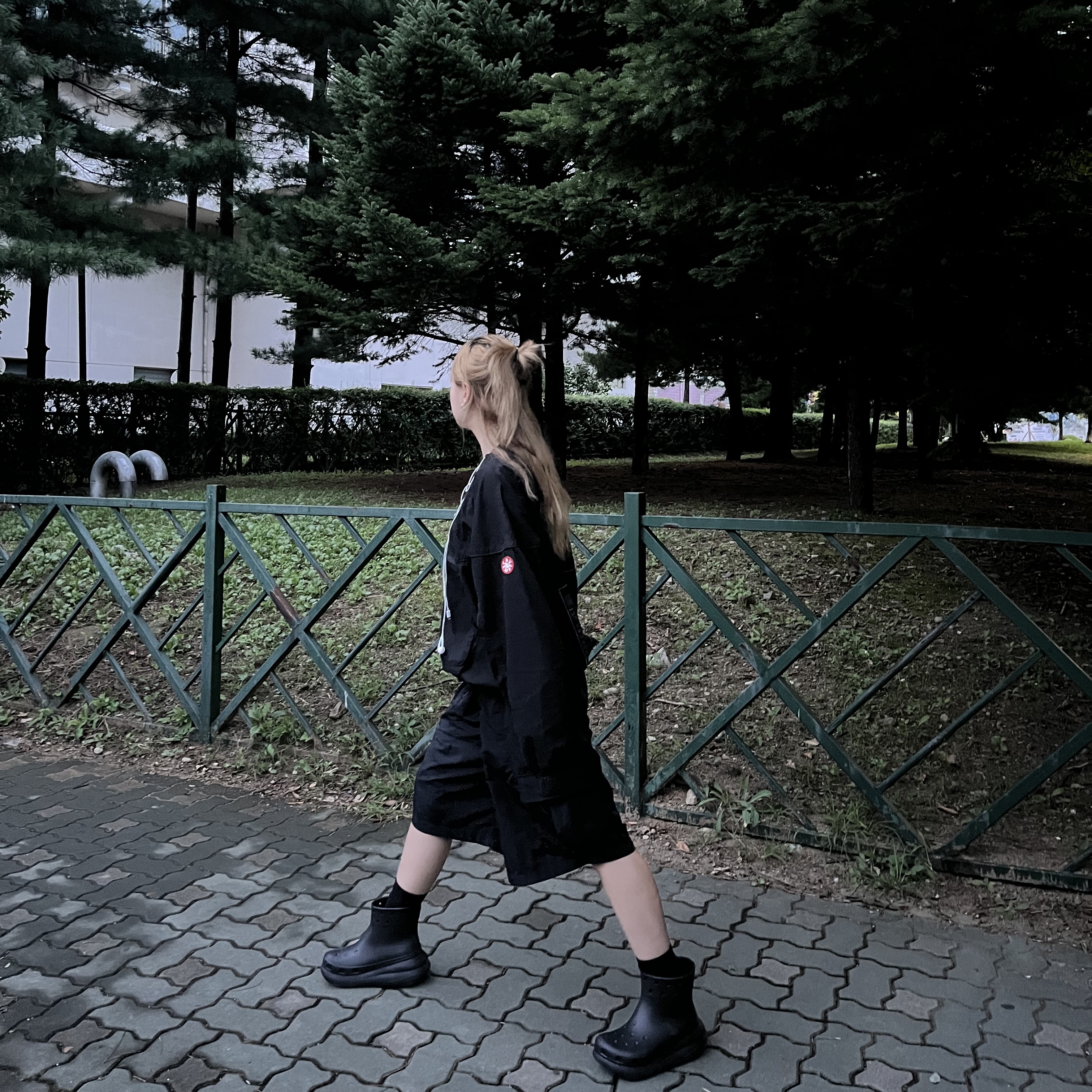 Crocs Classic Crush Boot Black 착용 스타일