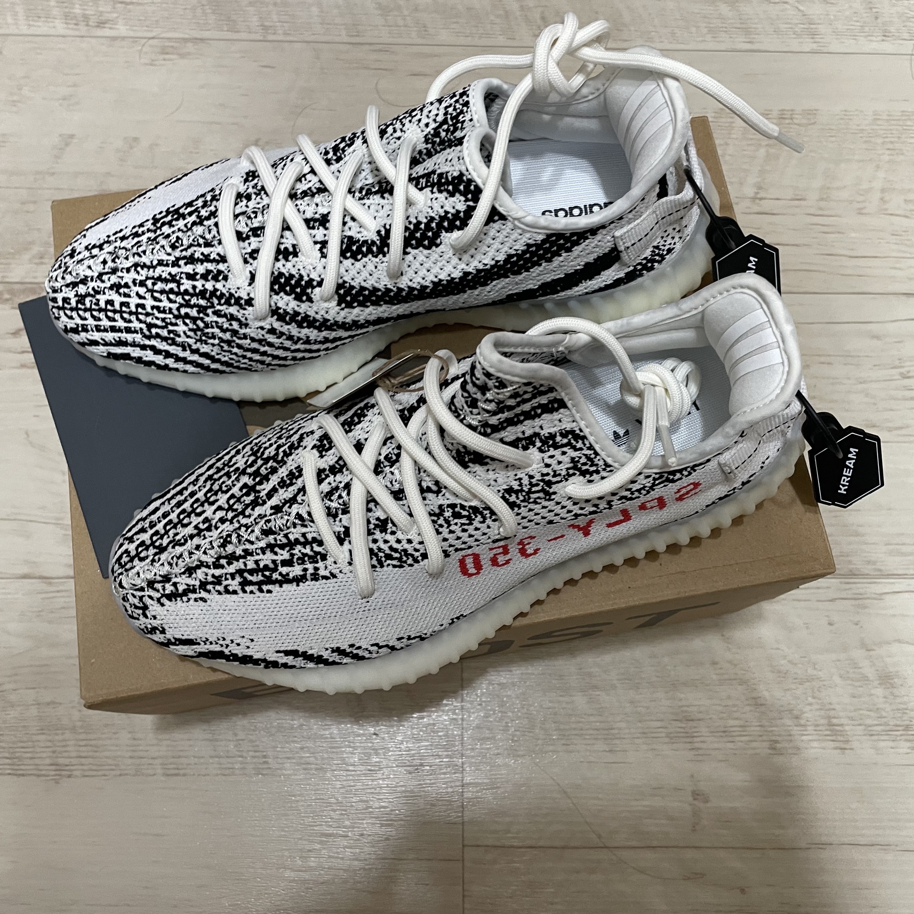 Adidas Yeezy Boost 350 V2 Zebra 2022/2023 착용 스타일