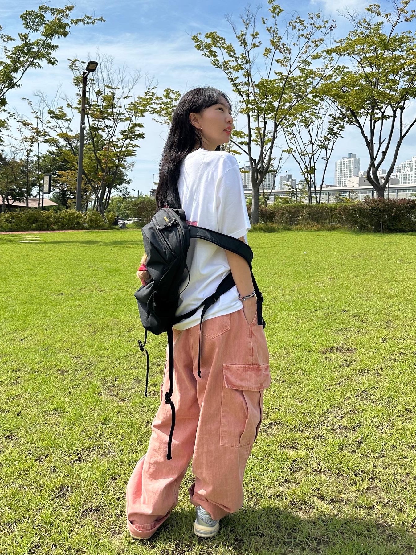 Arc'teryx Mantis 16 Backpack Black, Uniqlo UT x Kaws Short Sleeve Graphic T-Shirt White 착용 스타일