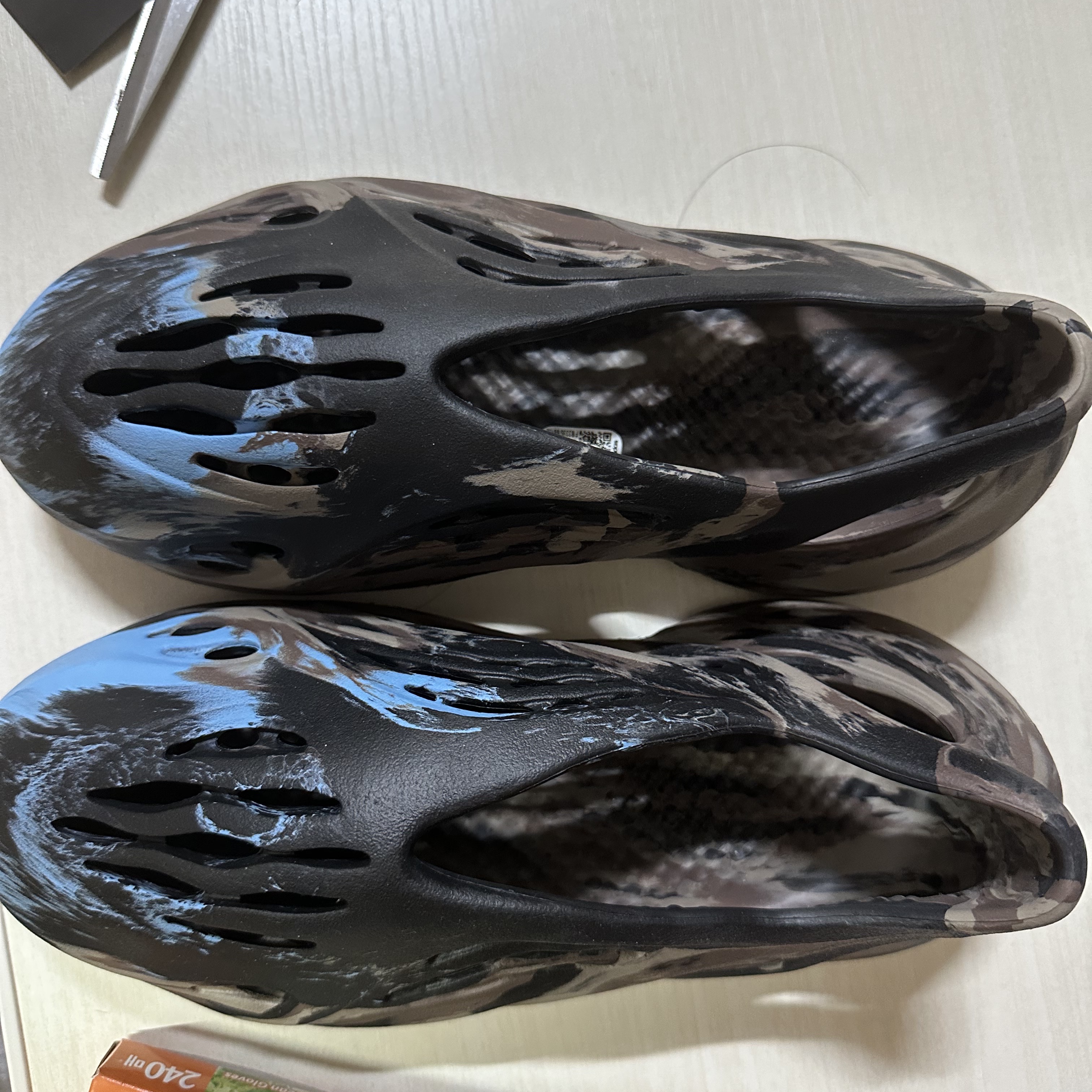 Adidas Yeezy Foam RNNR MX Cinder 착용 스타일