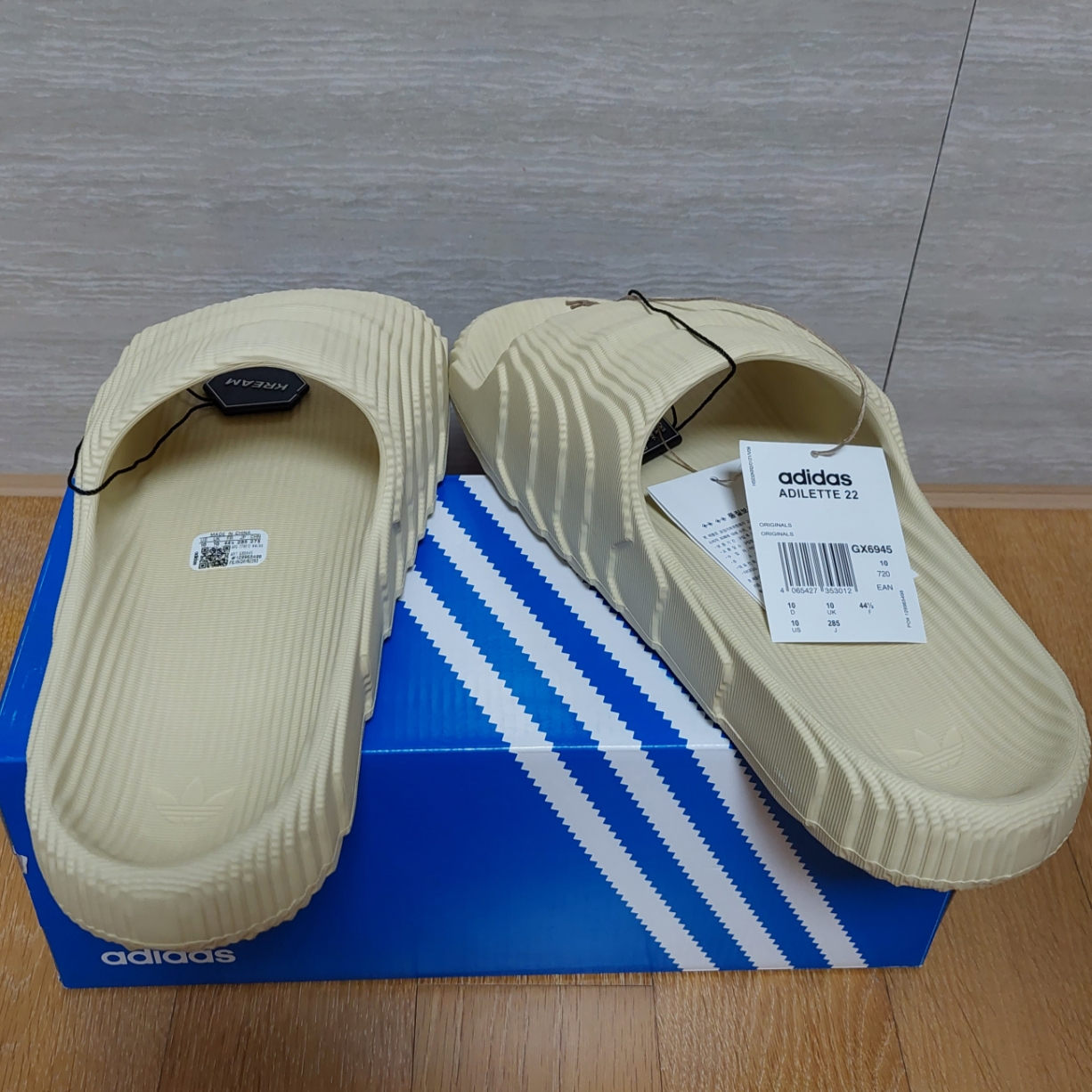 Adidas Adilette 22 Desert Sand 착용 스타일 - 2