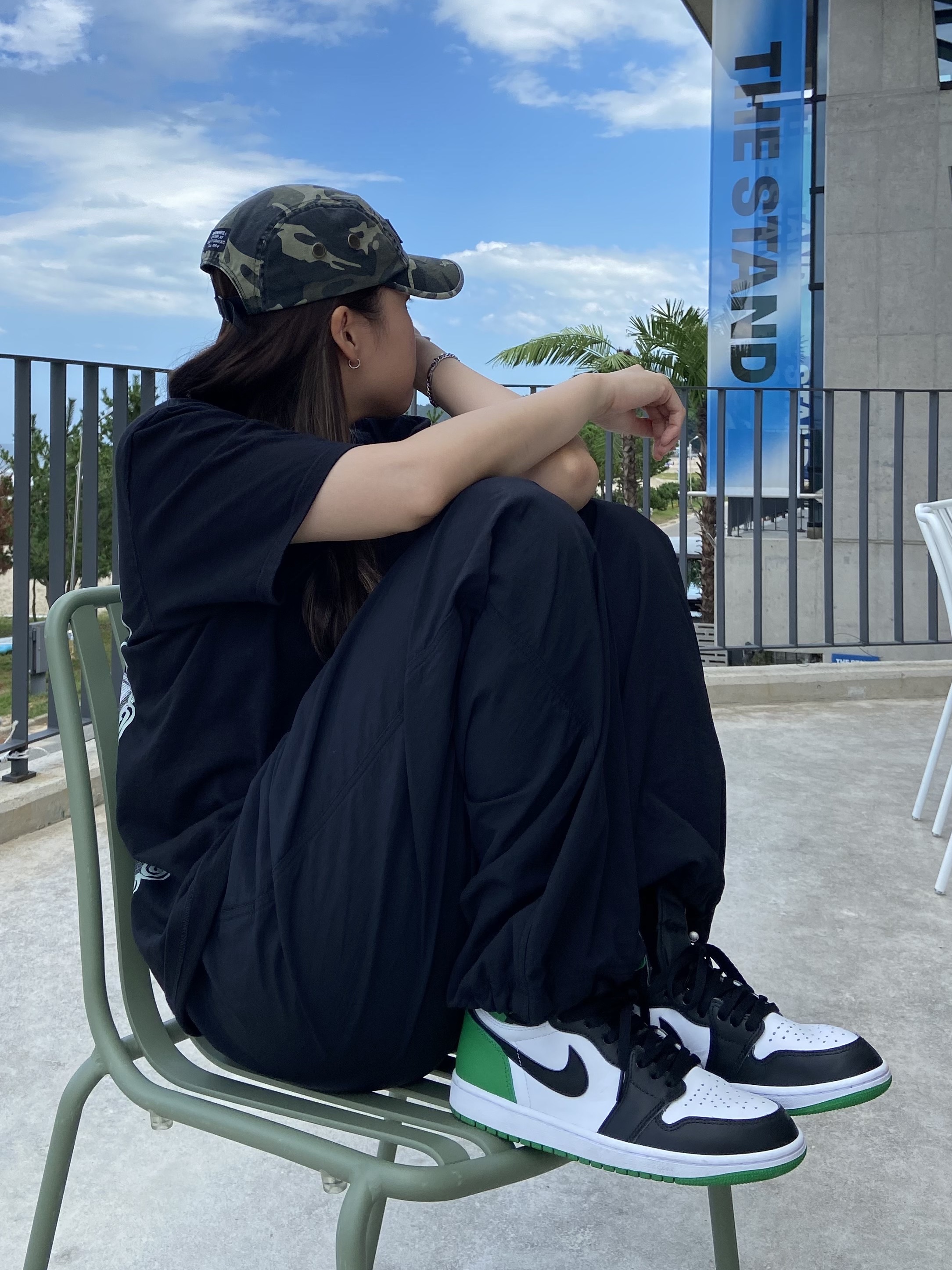 Supreme Military Camp Cap Olive Camo - 23SS, Stussy Landin T-Shirt Black 착용 스타일 - 2