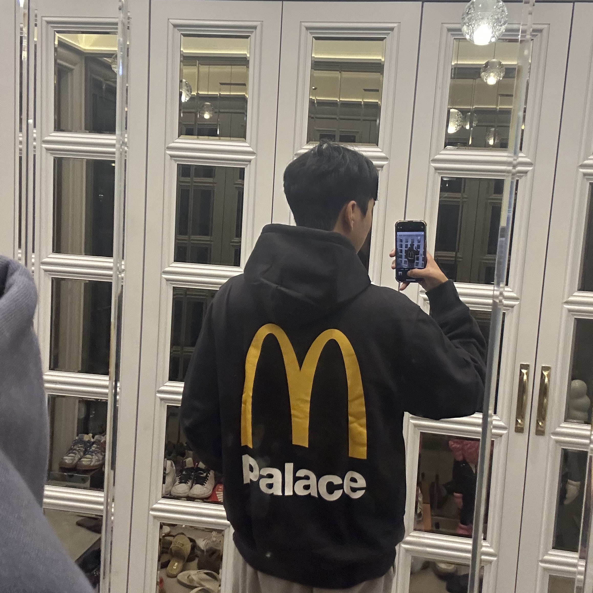 Palace x McDonald's Logo Hood Black - 23FW 착용 스타일