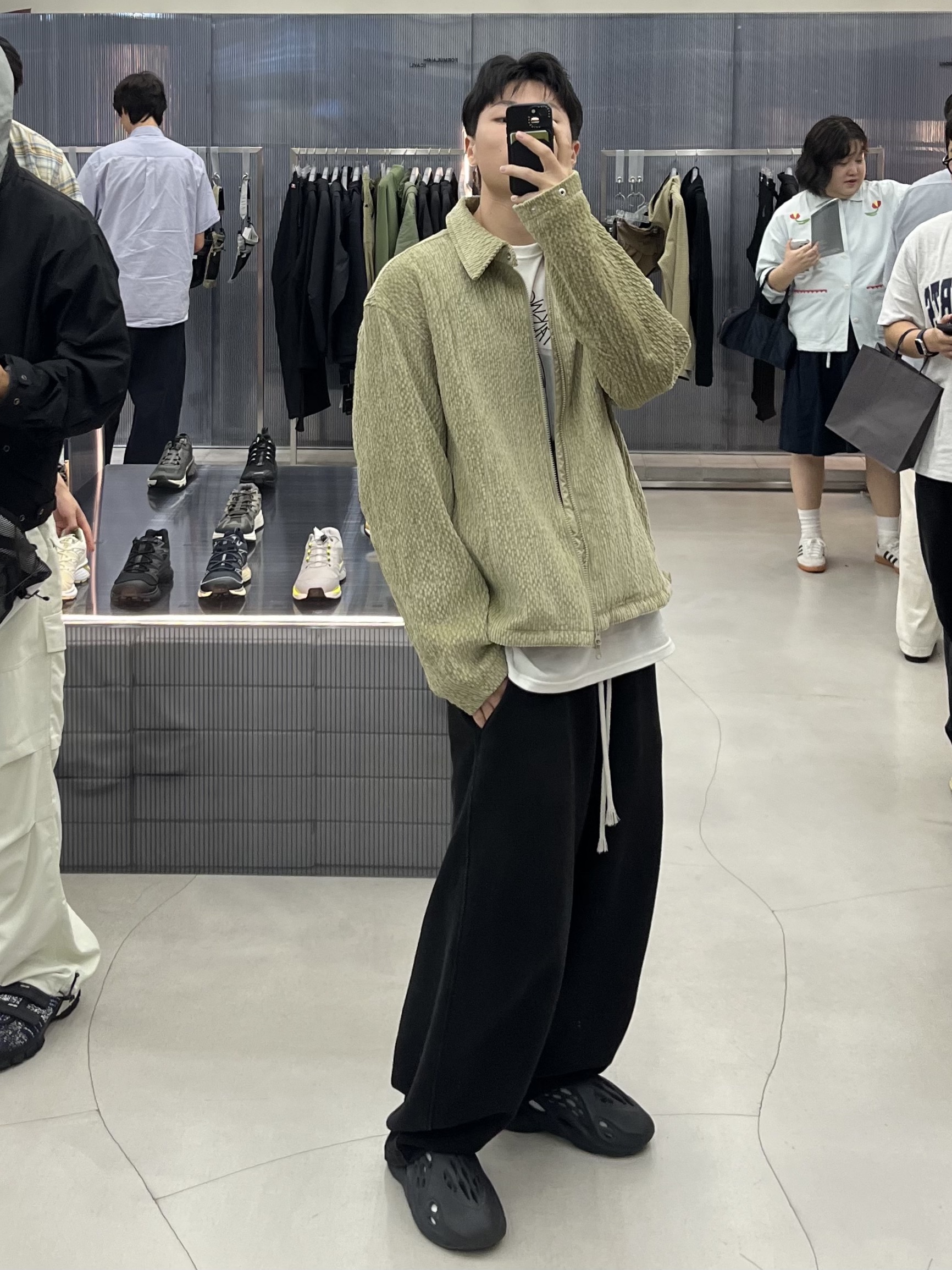 Adidas Yeezy Foam RNNR Mineral Blue 착용 스타일