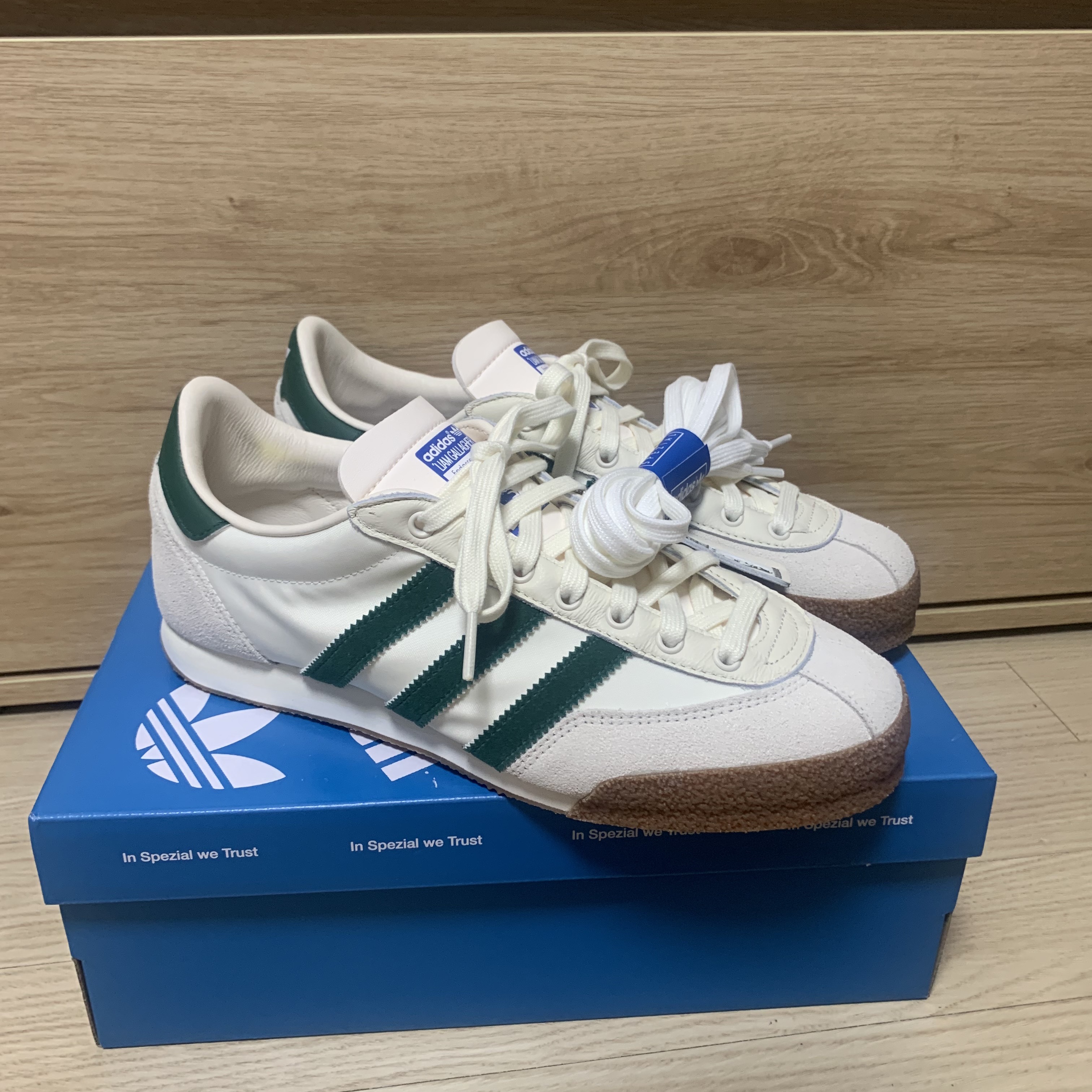 Adidas x Liam Gallagher Spezial LG II Cream White Collegiate Green 착용 스타일 - 3