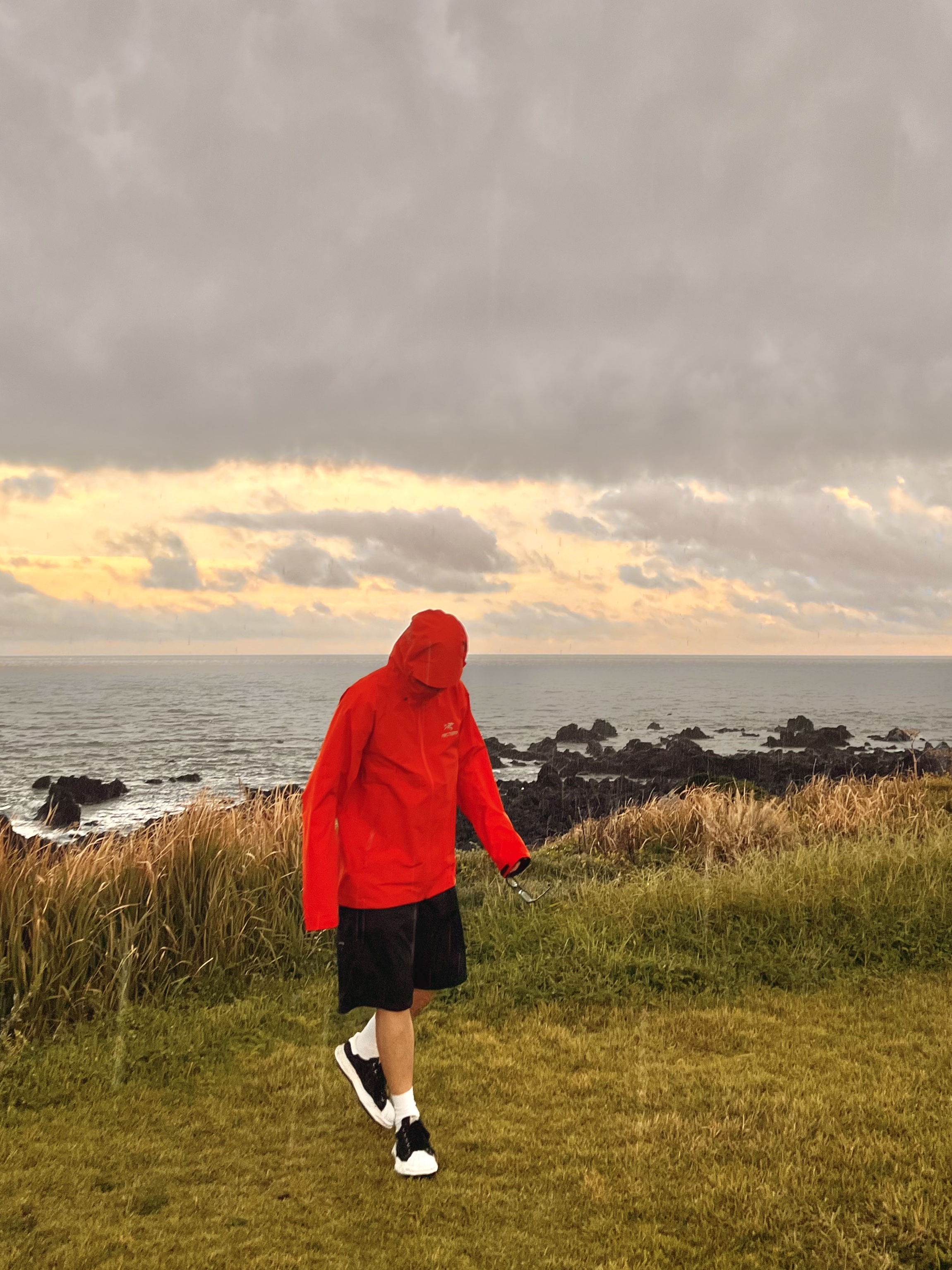 Arc'teryx Beta LT Jacket Phenom, Maison Mihara Yasuhiro Blakey OG Sole Broken Suede Low-top Sneakers Black 착용 스타일 - 2