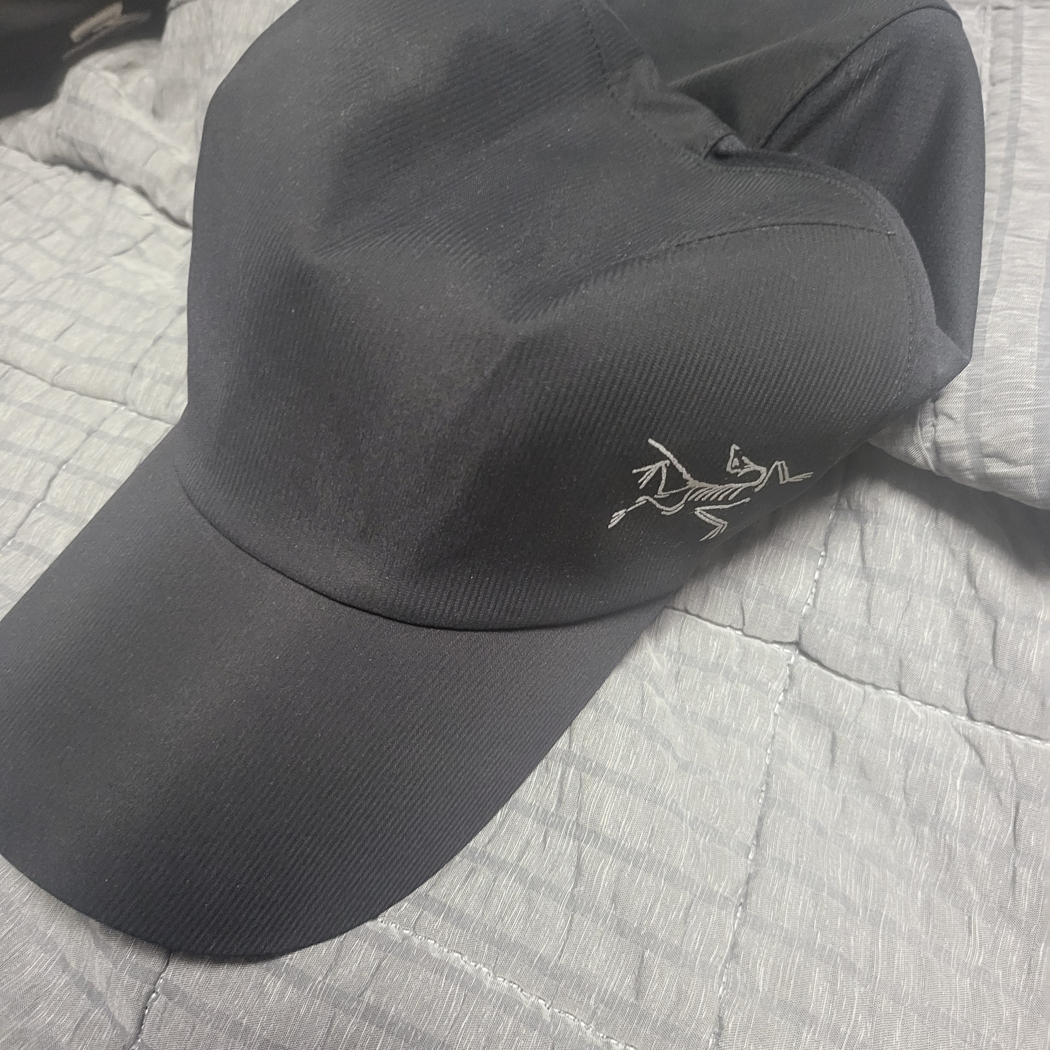 Arc'teryx Calvus Cap Black 착용 스타일