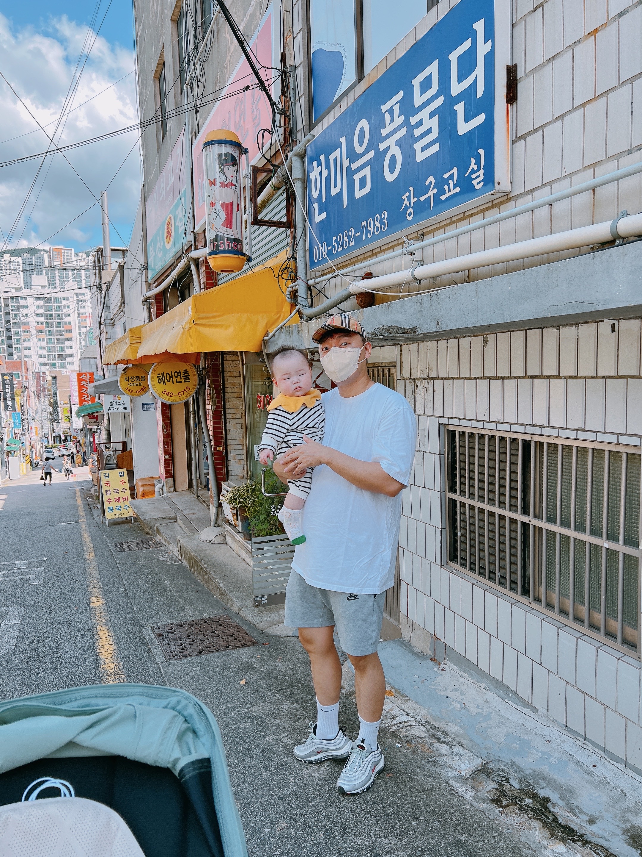 COS Quilted Oversized Shoulder Bag Off White Light Beige, Nike Air Max 97 OG Silver Bullet 2022 착용 스타일 - 1