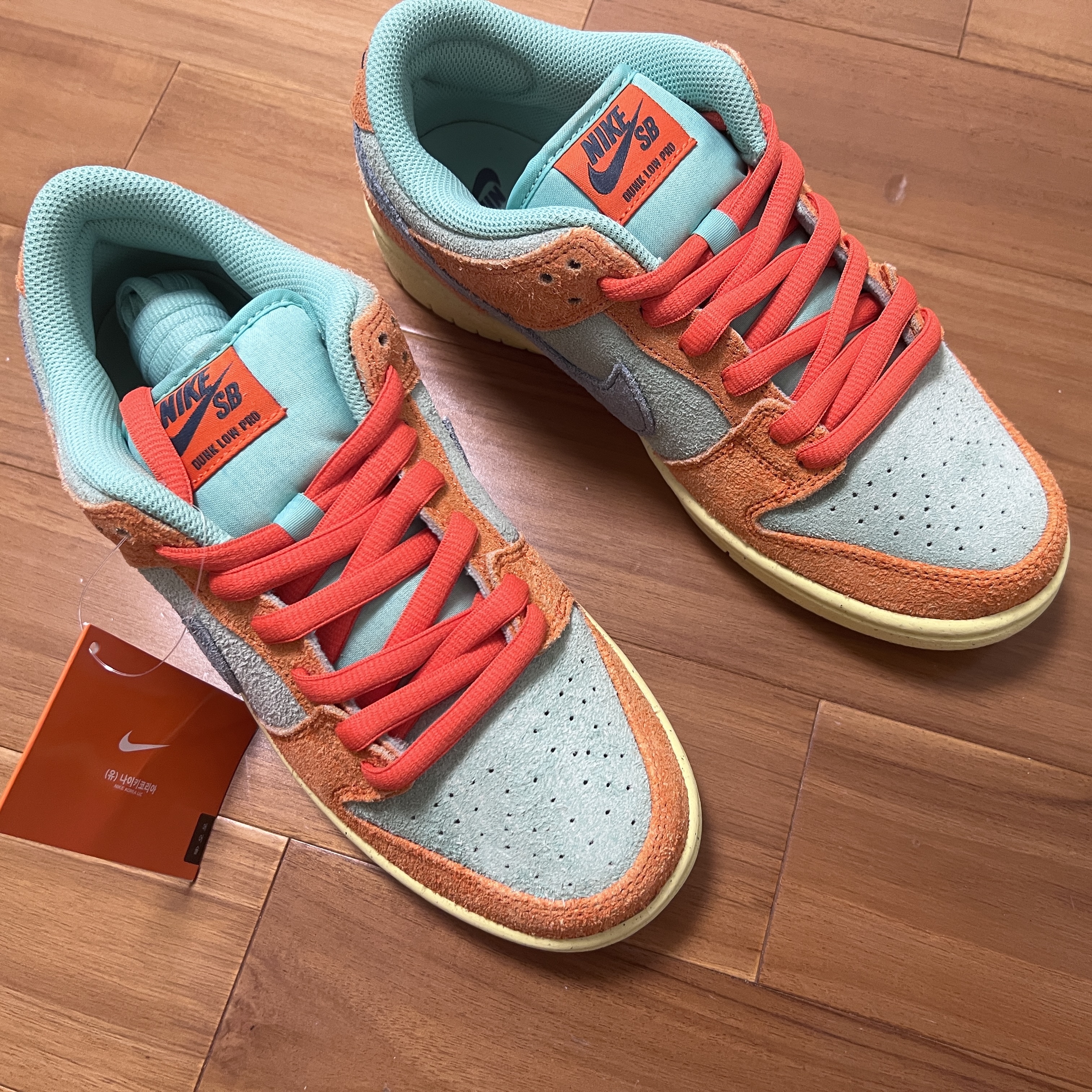 Nike SB Dunk Low Pro Premium Orange and Emerald Rise 착용 스타일
