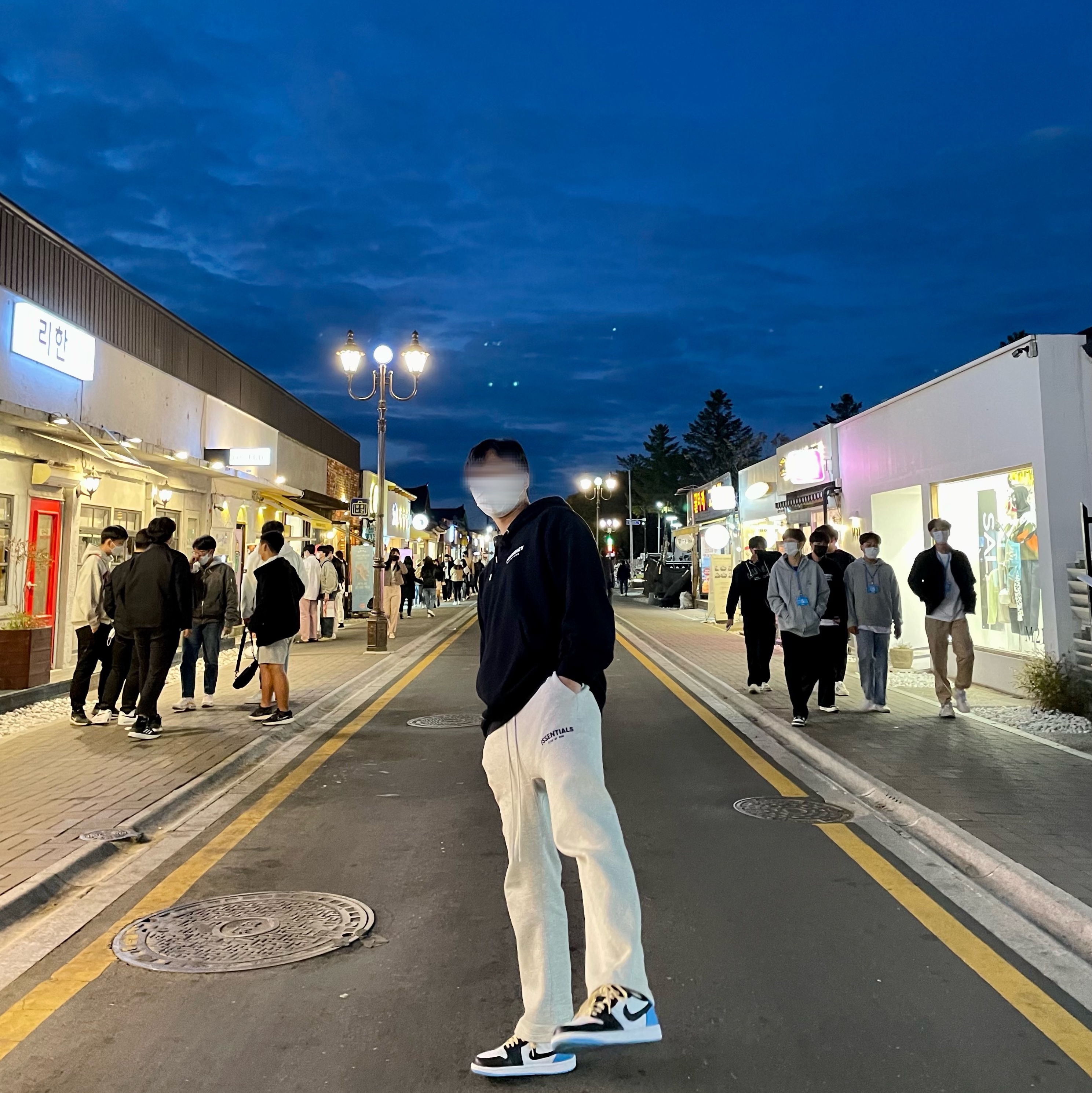 Essentials The Core Collection Relaxed Sweatpants Light Oatmeal, Nike Air Force 1 '07 LV8 Athletic Club Light Smoke Grey Marina 착용 스타일 - 2