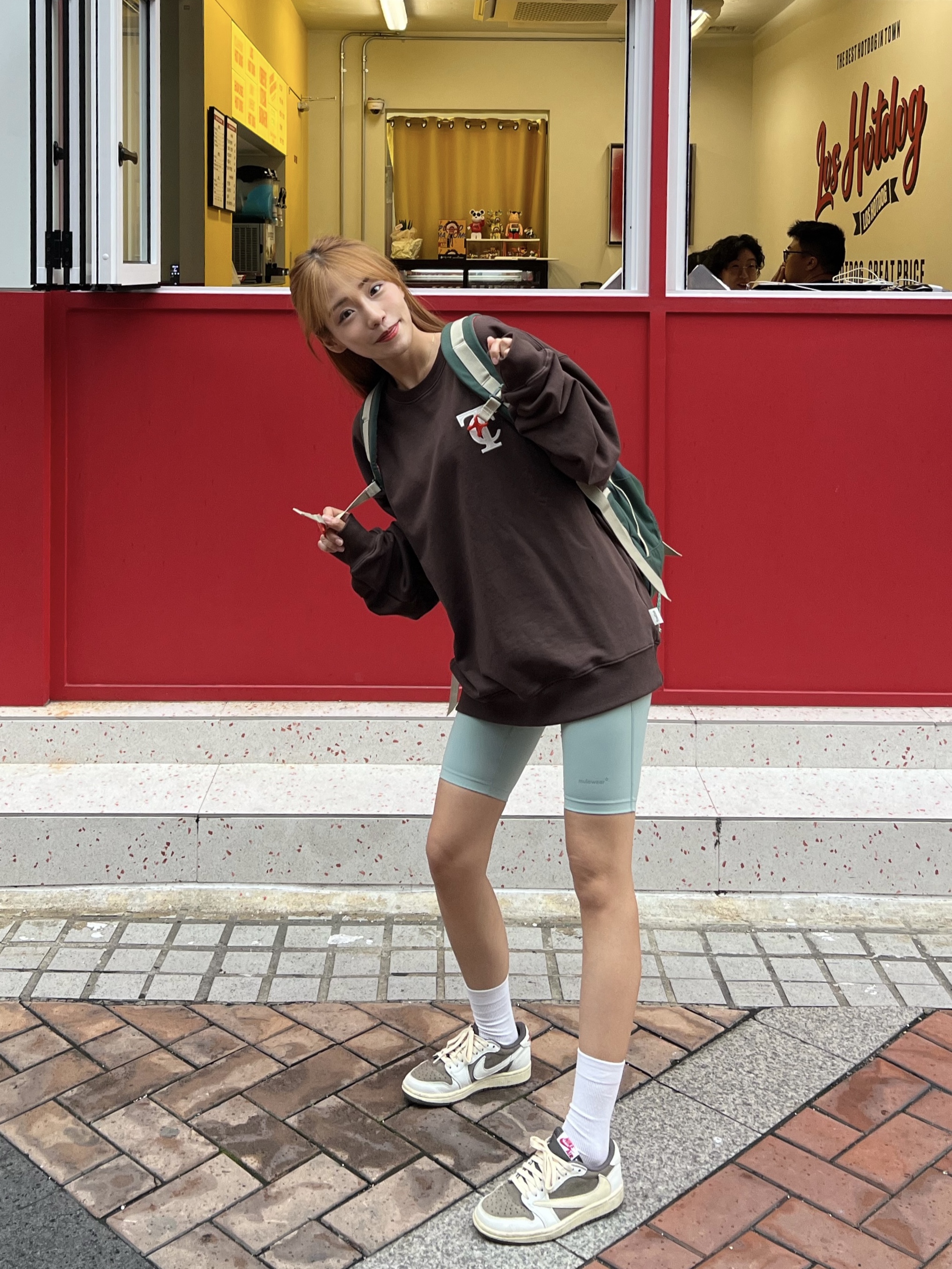 Jordan 1 x Travis Scott Retro Low OG SP Sail and Ridgerock 착용 스타일