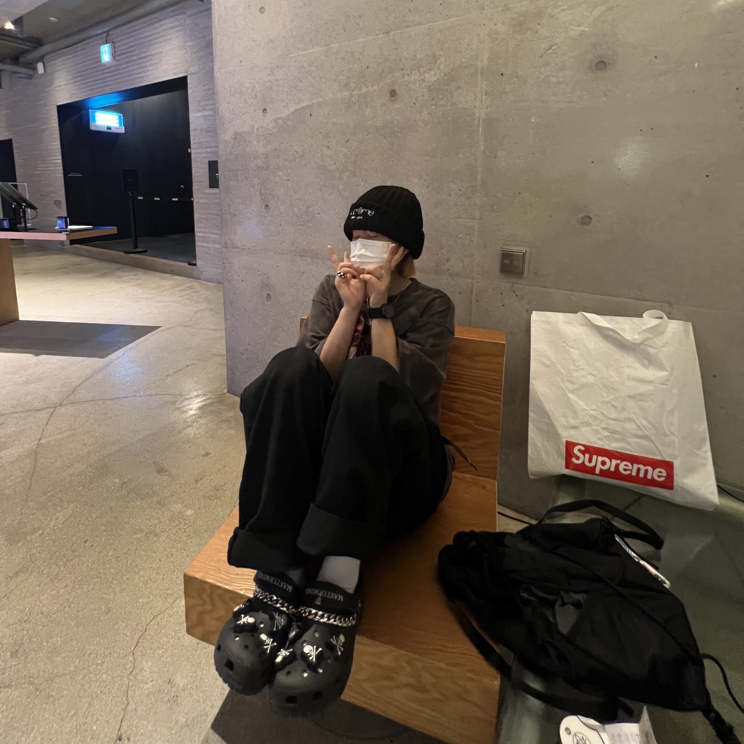 Crocs x Mastermind Classic Clog Black, Supreme Ribbed Beanie Black - 22FW 착용 스타일