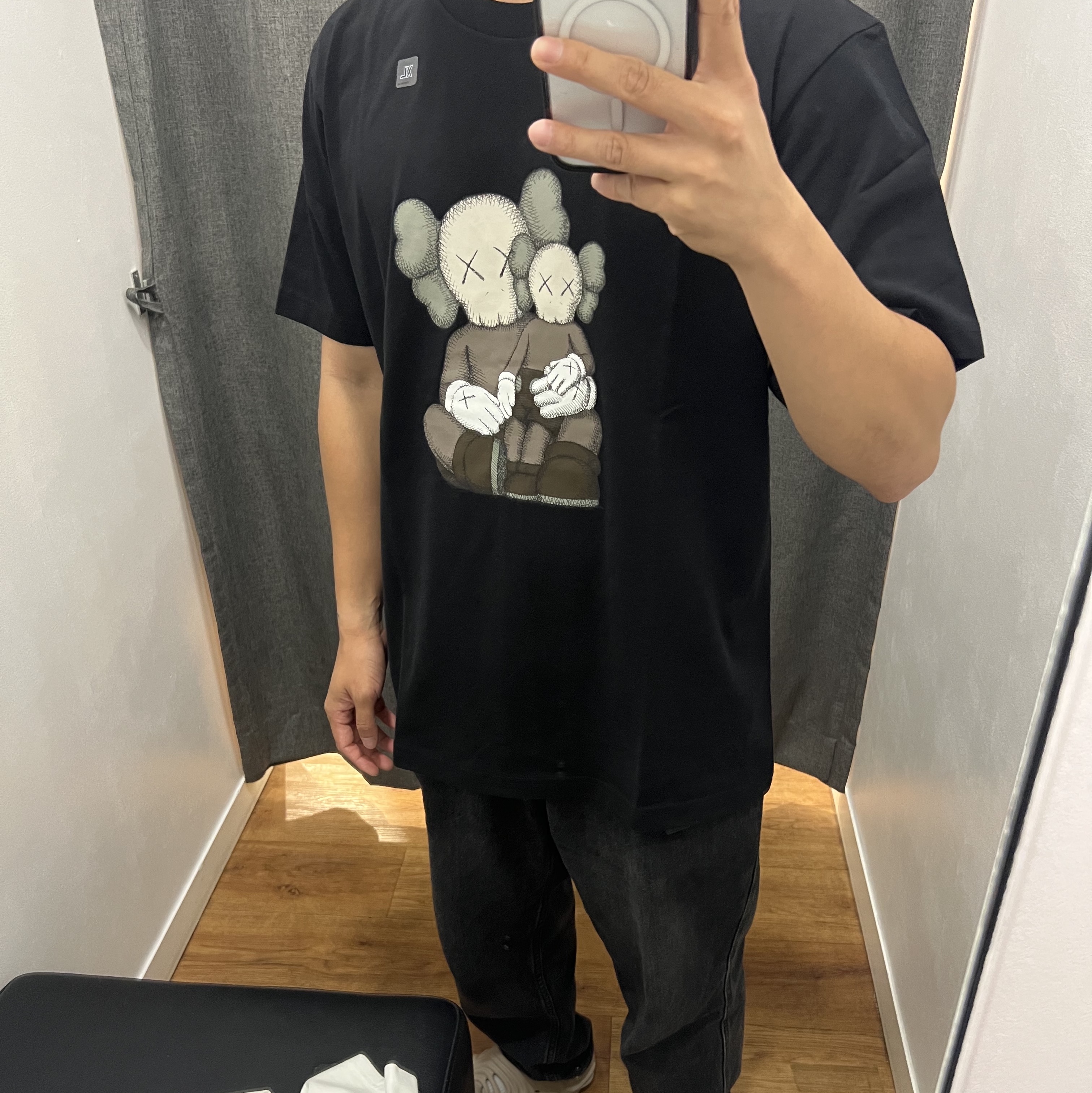 Uniqlo UT x Kaws Short Sleeve Graphic T-Shirt Black 착용 스타일
