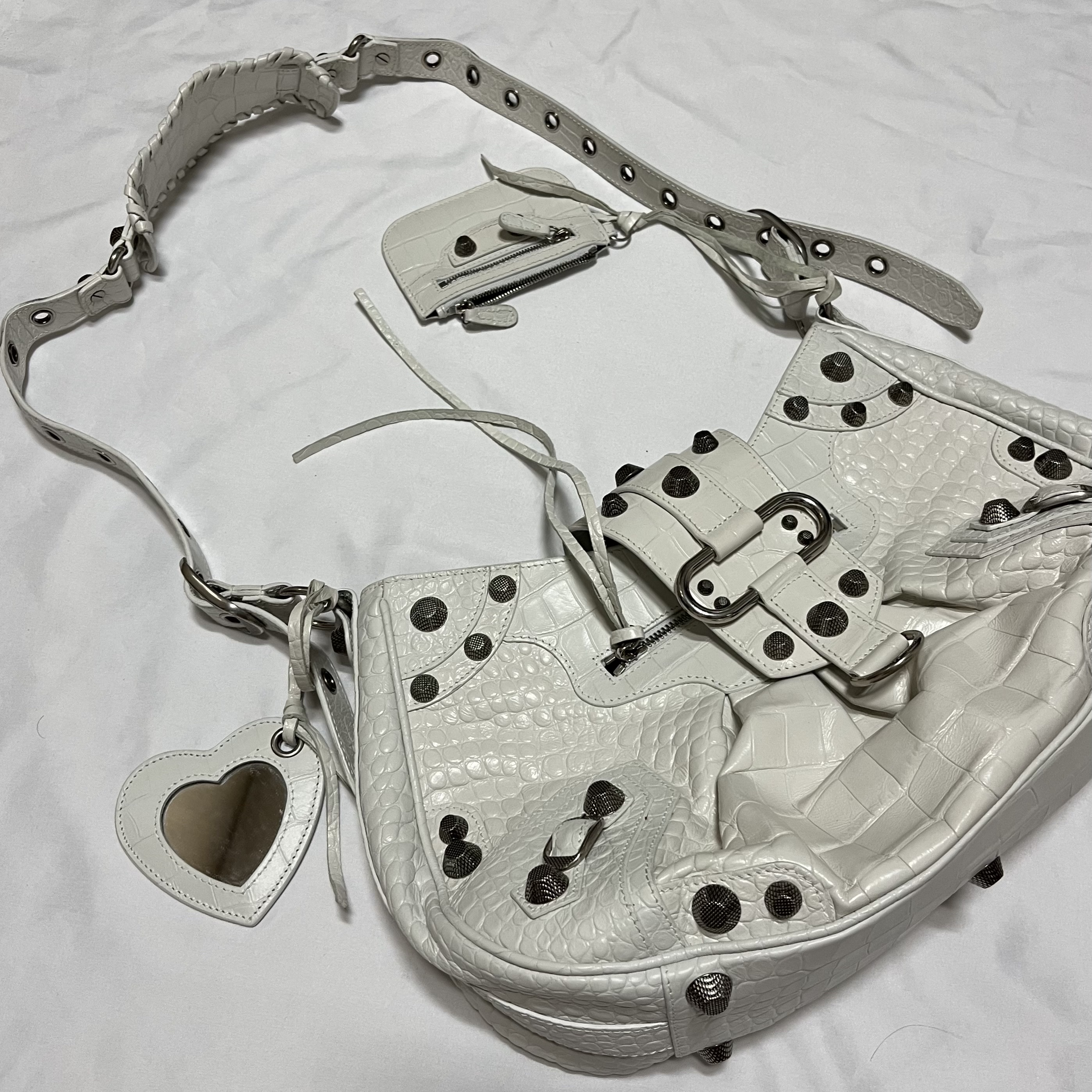 Balenciaga Le Cagole Mini Multipouch Crocodile Embossed White, Balenciaga Le Cagole XS Shoulder Bag Dirty Effect Optic White 착용 스타일 - 2