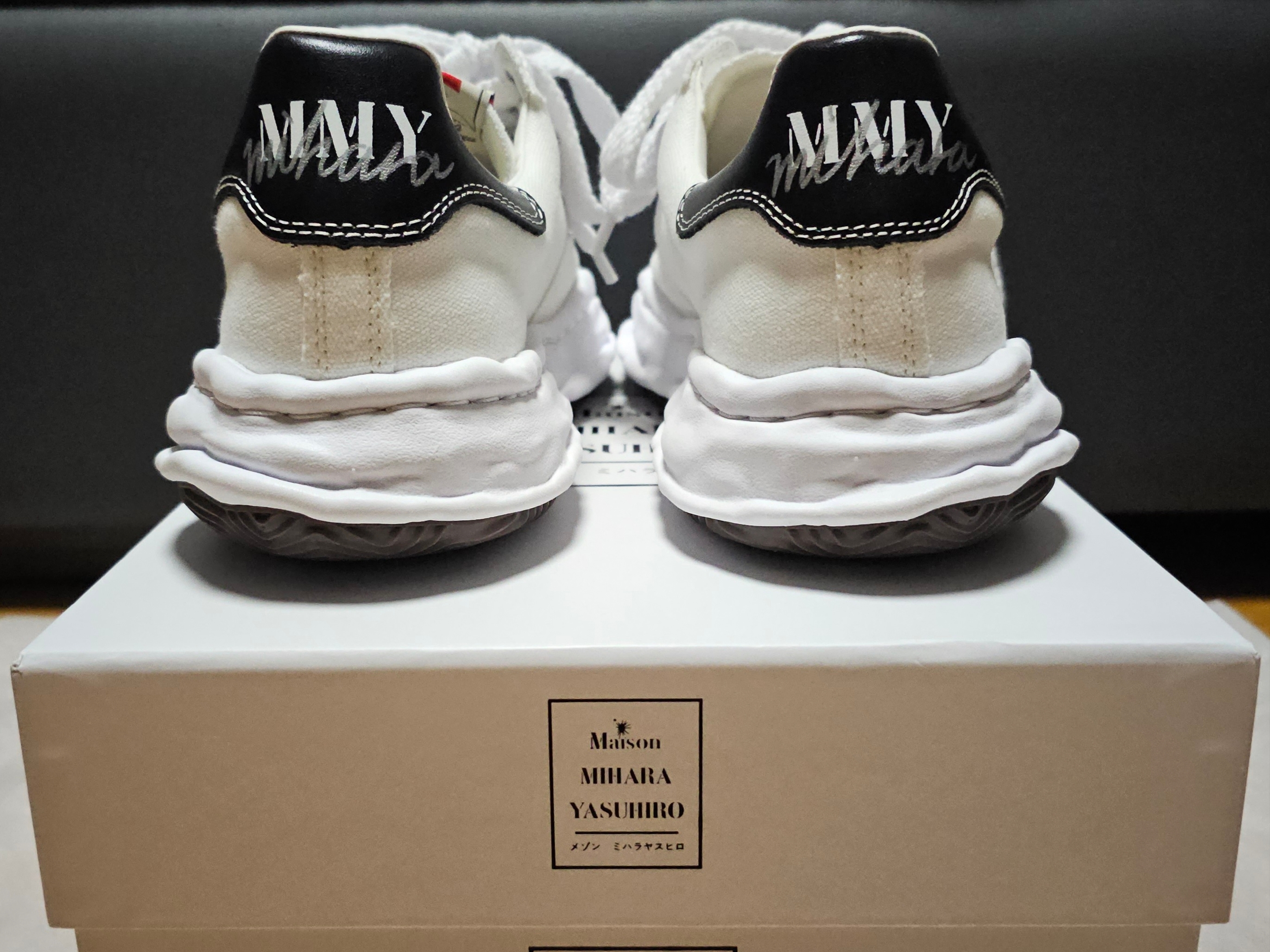 Maison Mihara Yasuhiro Blakey OG Sole Canvas Low-top Sneakers White 착용 스타일 - 2