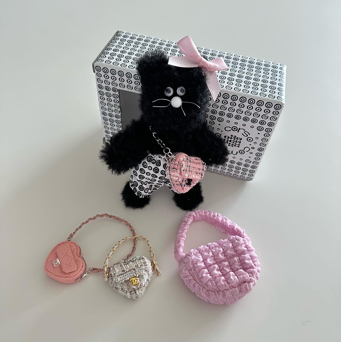 Monamhee Bred Keyring with Pink Pants Brown, Monamhee Beulpingi Keyring with White Pants Black 착용 스타일 - 1