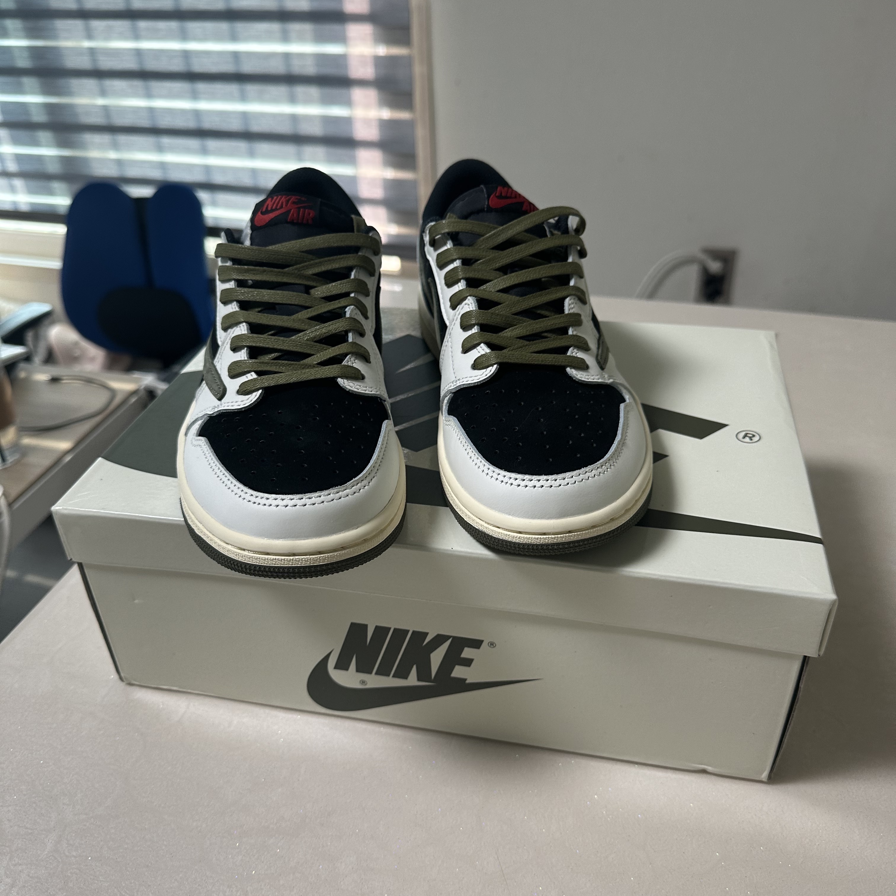 (W) Jordan 1 x Travis Scott Retro Low OG SP Medium Olive 착용 스타일 - 5