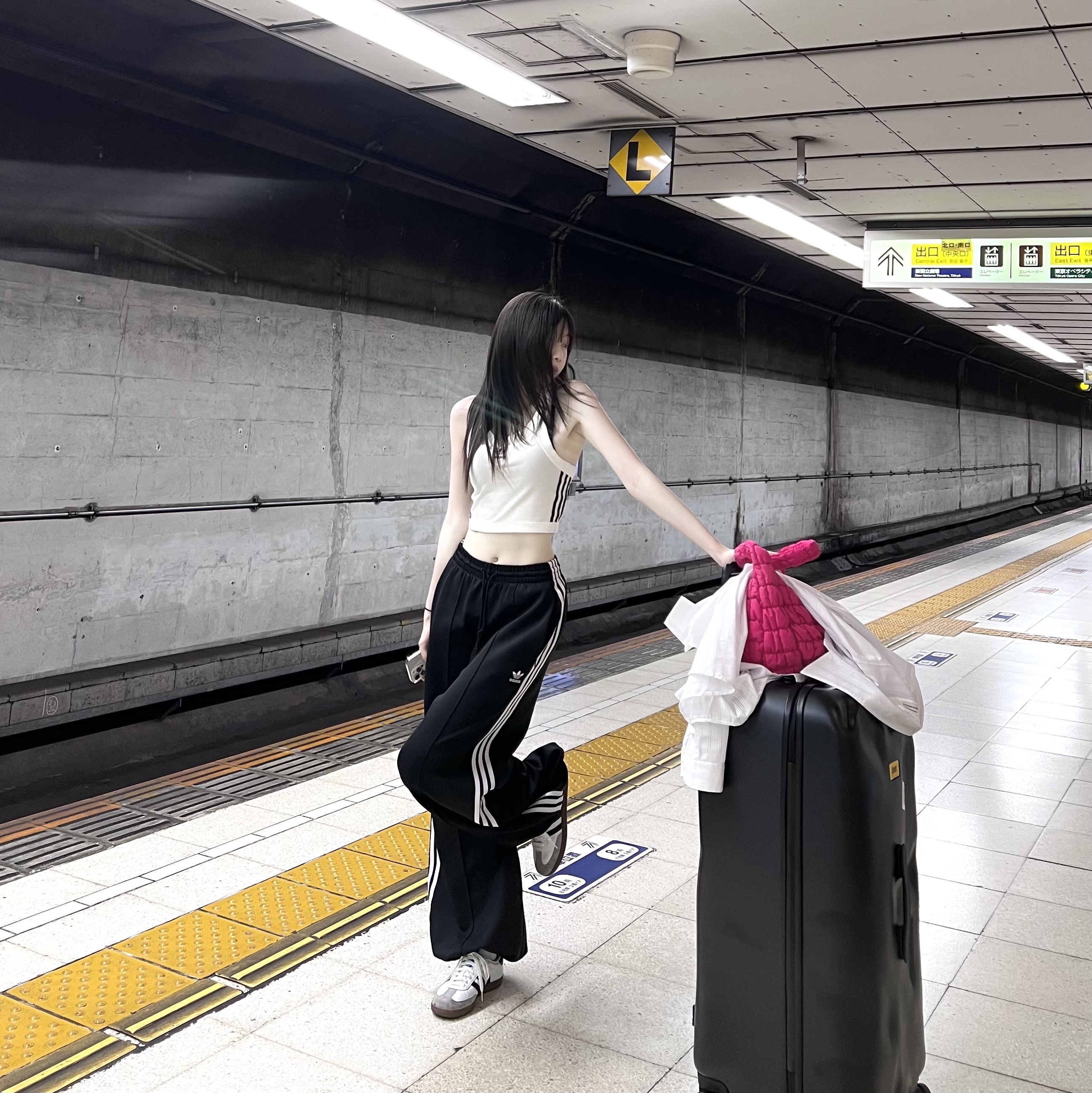 COS Quilted Mini Bag Pink, CRASH BAGGAGE Icon Trunk Large 32inch Black 착용 스타일 - 2