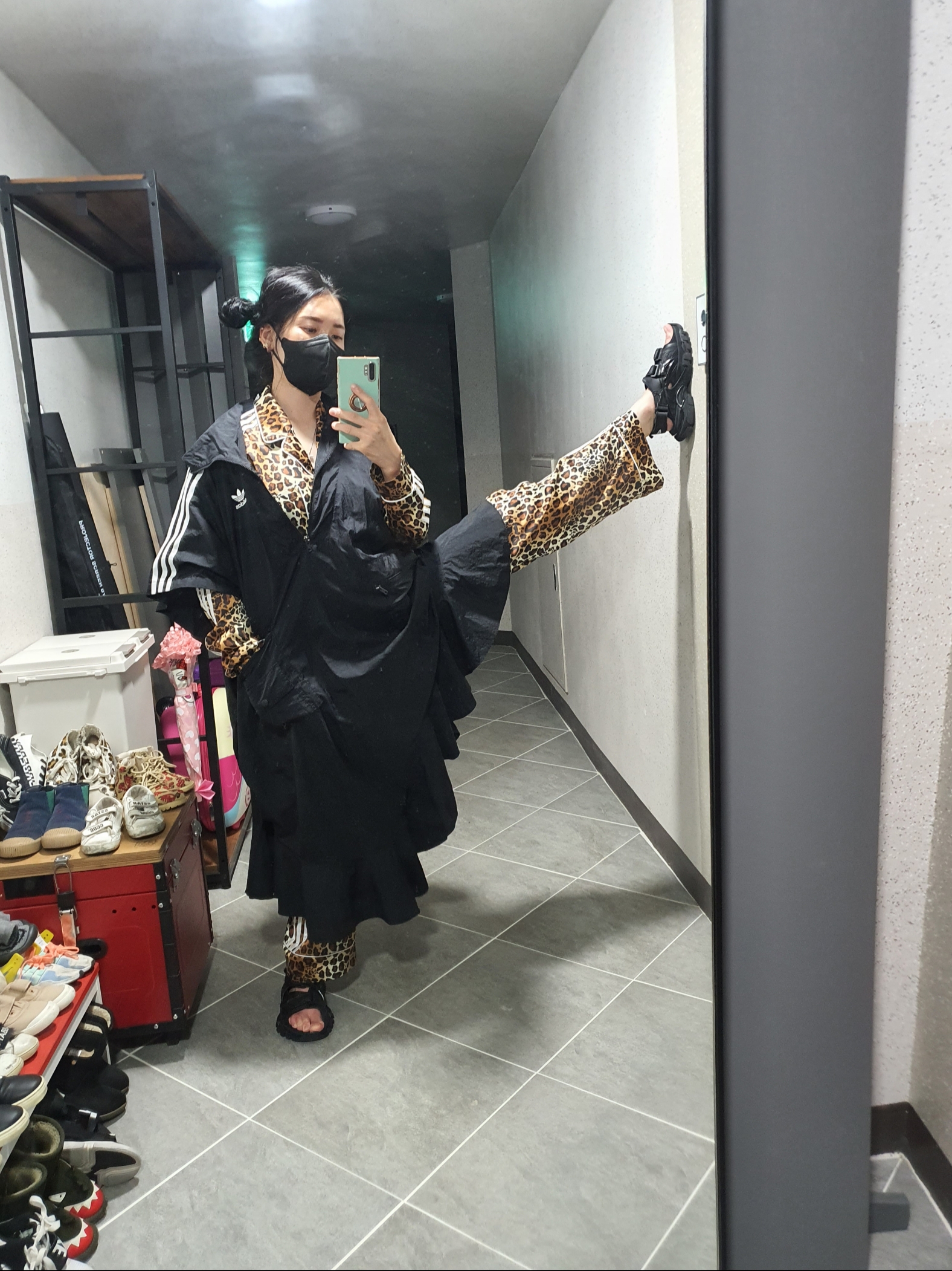 Balenciaga Track Sandal Black 착용 스타일 - 2