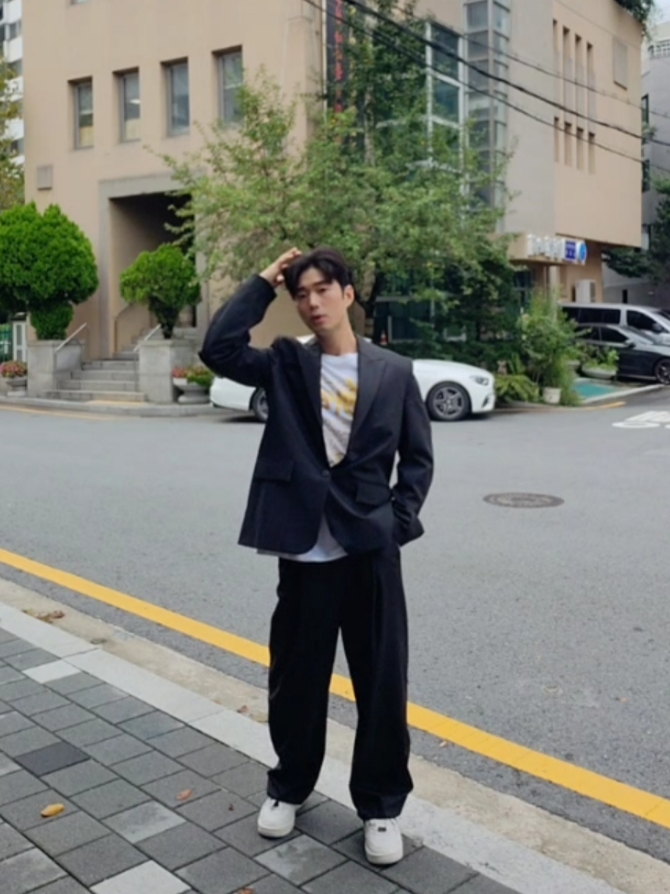 Zara x Ader Error Tapered Trousers Black, Zara x Ader Error Oversize Blazer Black 착용 스타일 - 3