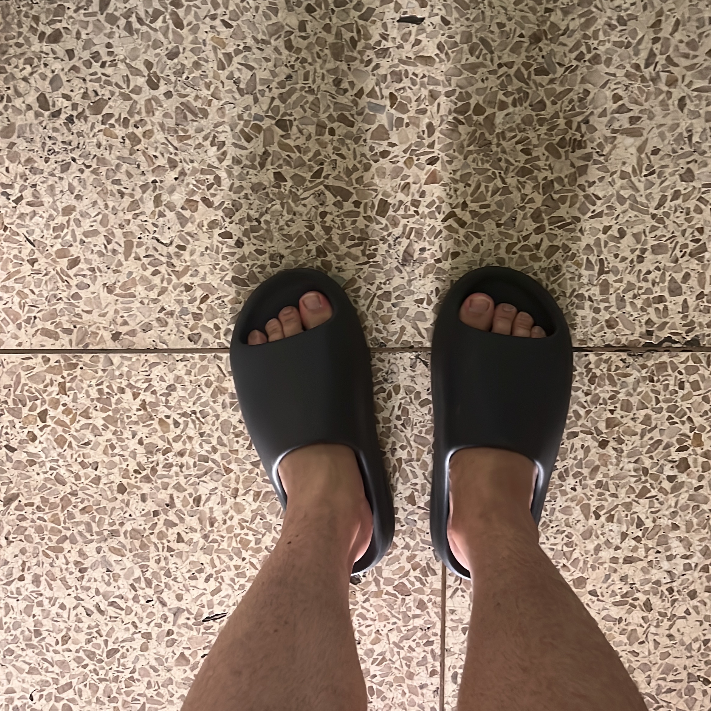 Adidas Yeezy Slide Onyx 착용 스타일